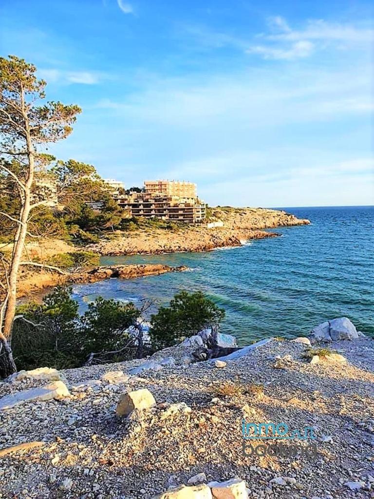 Estudio con vista al mar