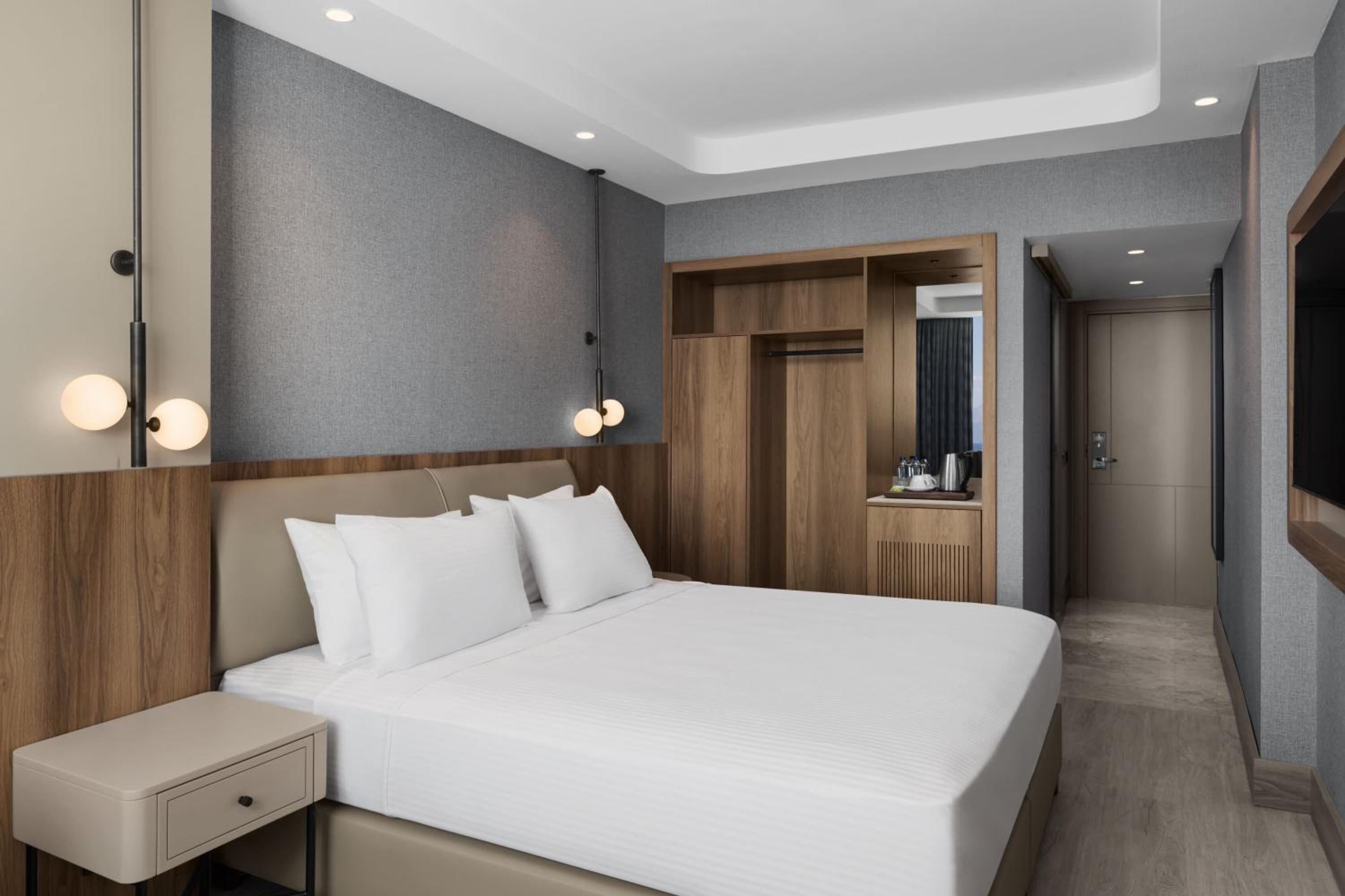Standard King Room with Partial Sea View