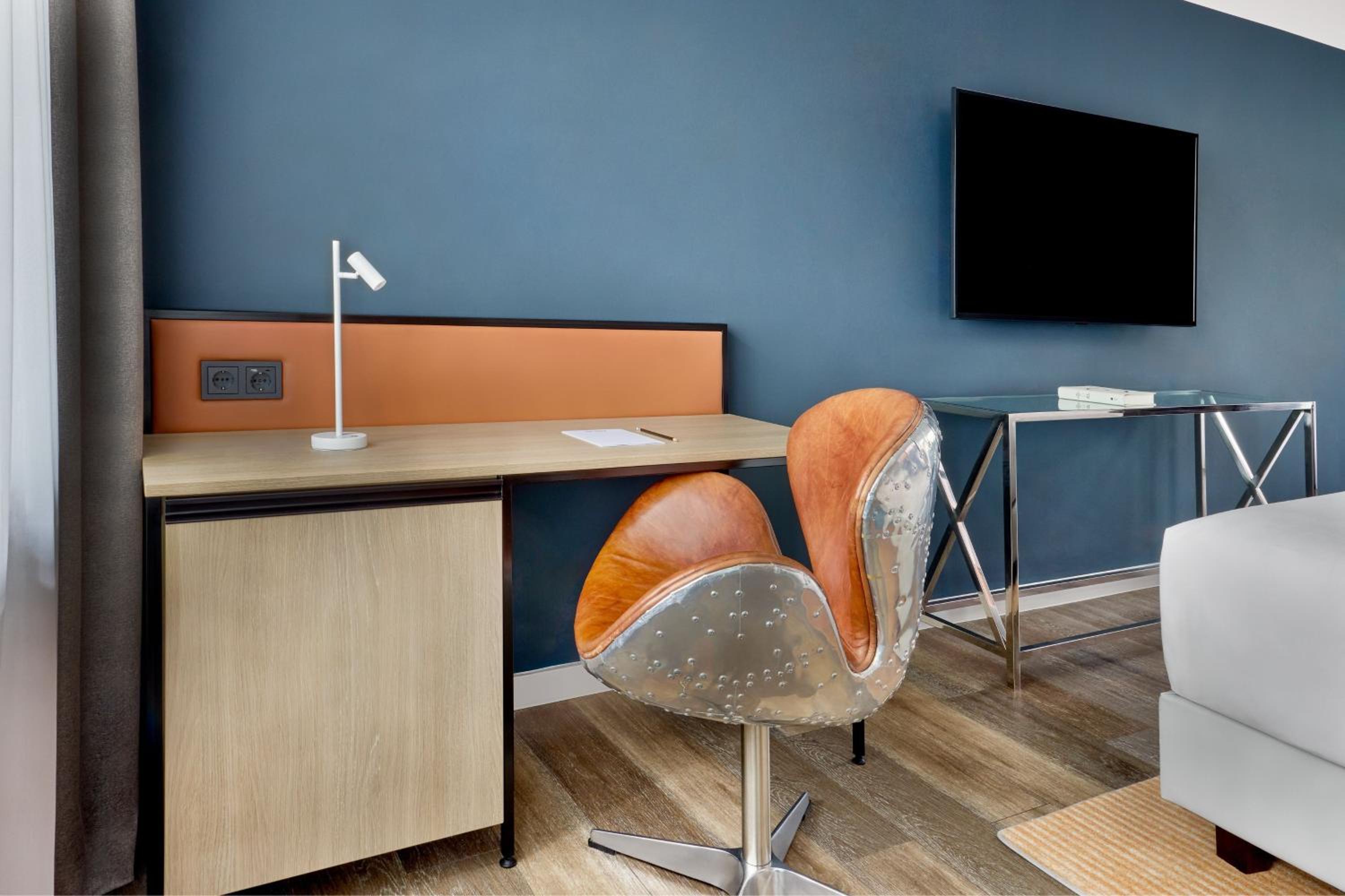 Executive King Room with City View thumbnail 5