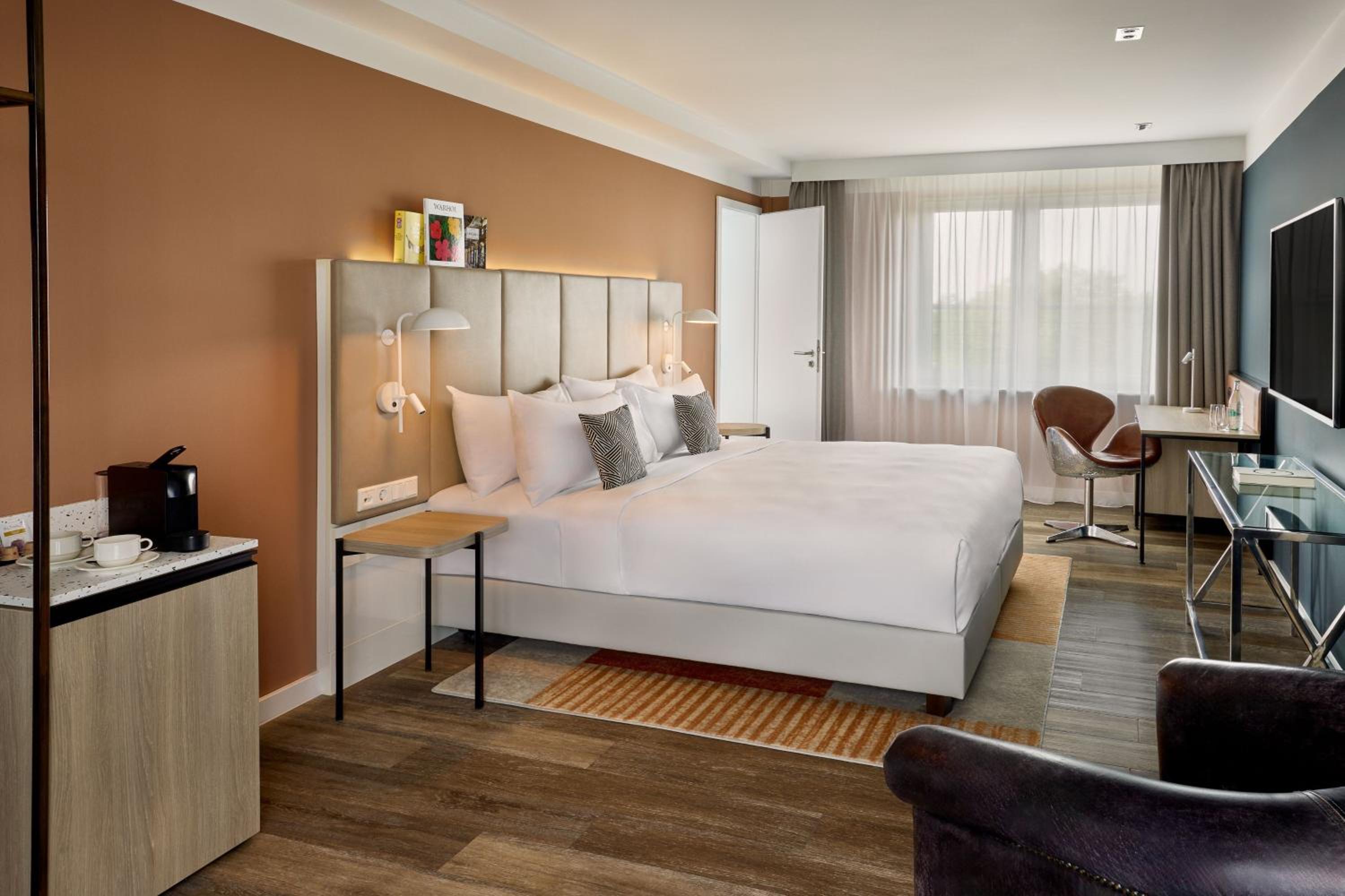 Executive King Room with City View thumbnail 6