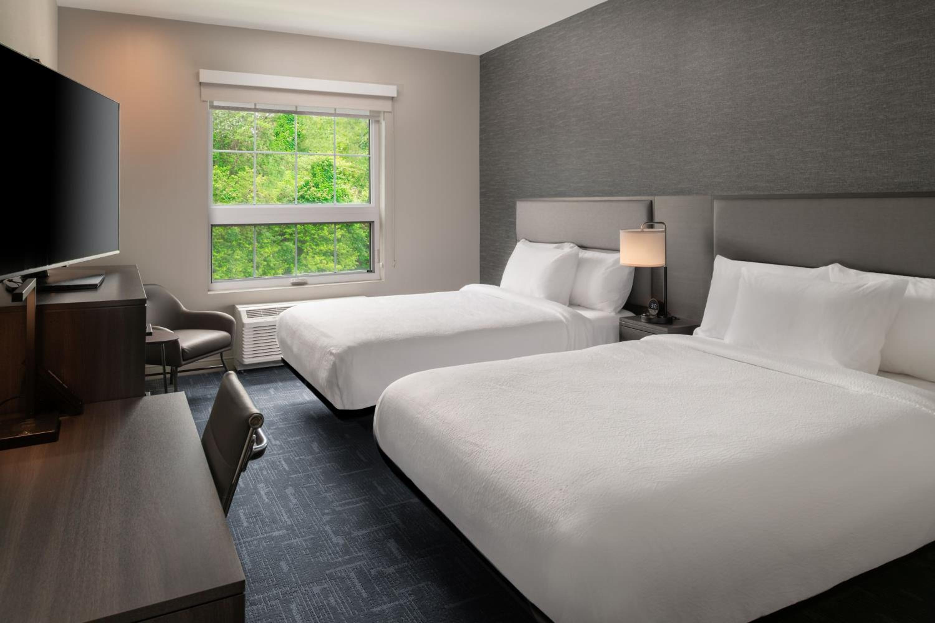Queen Room with Two Queen Beds - Photo 7