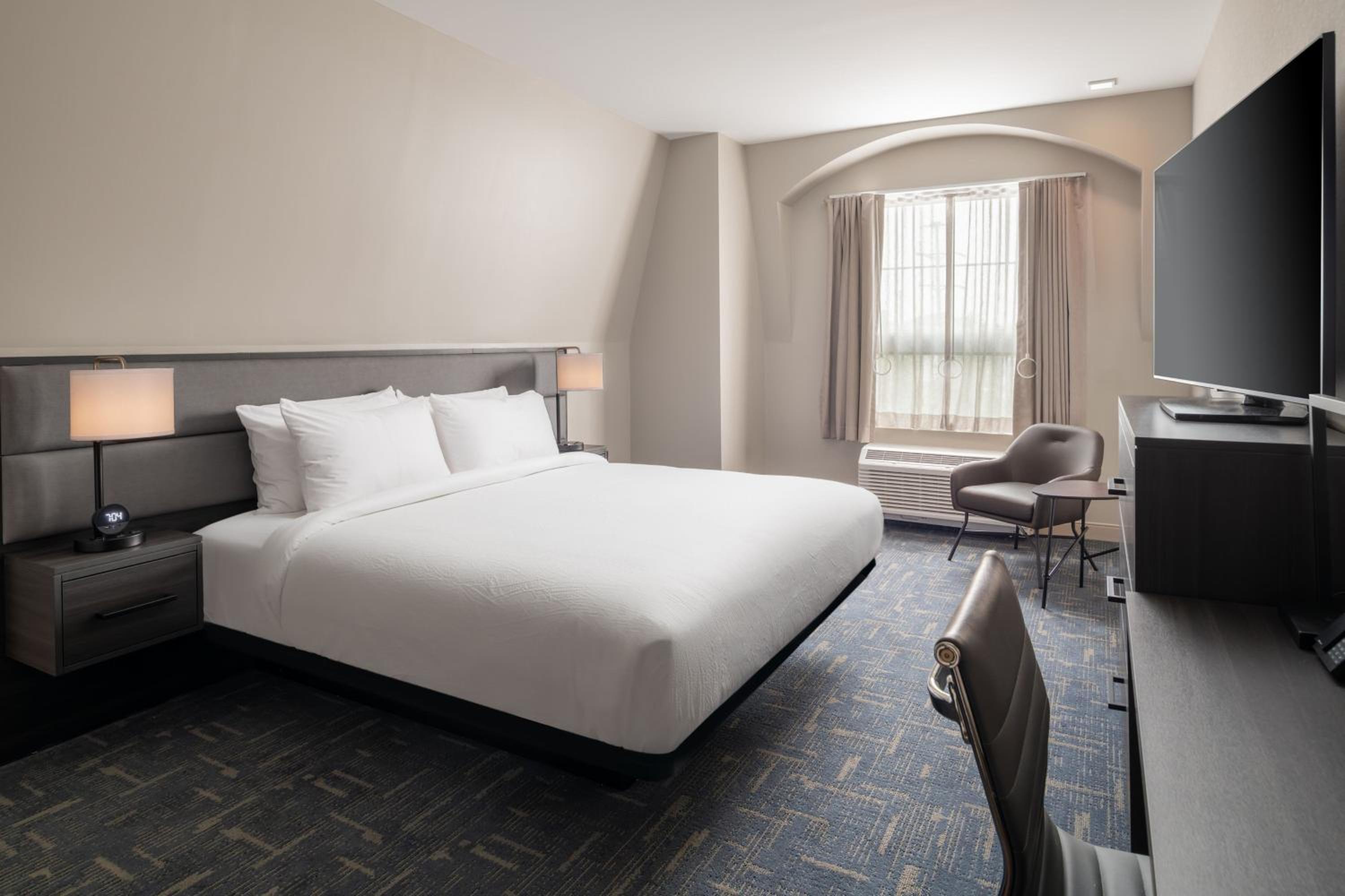 Standard King Room with Sofa Bed - Hearing Accessible - Photo 7