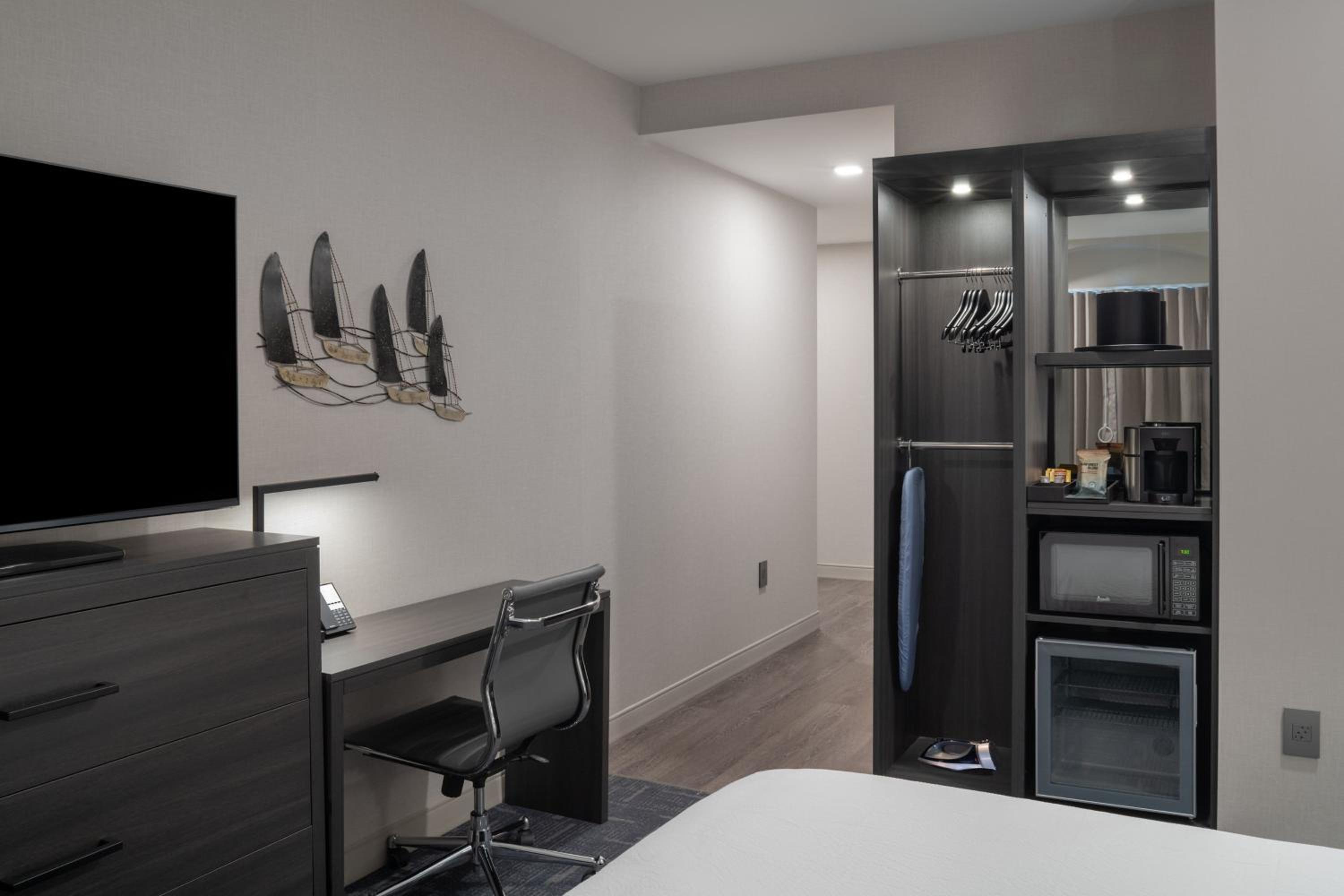 Standard King Room with Sofa Bed - Hearing Accessible - Photo 9
