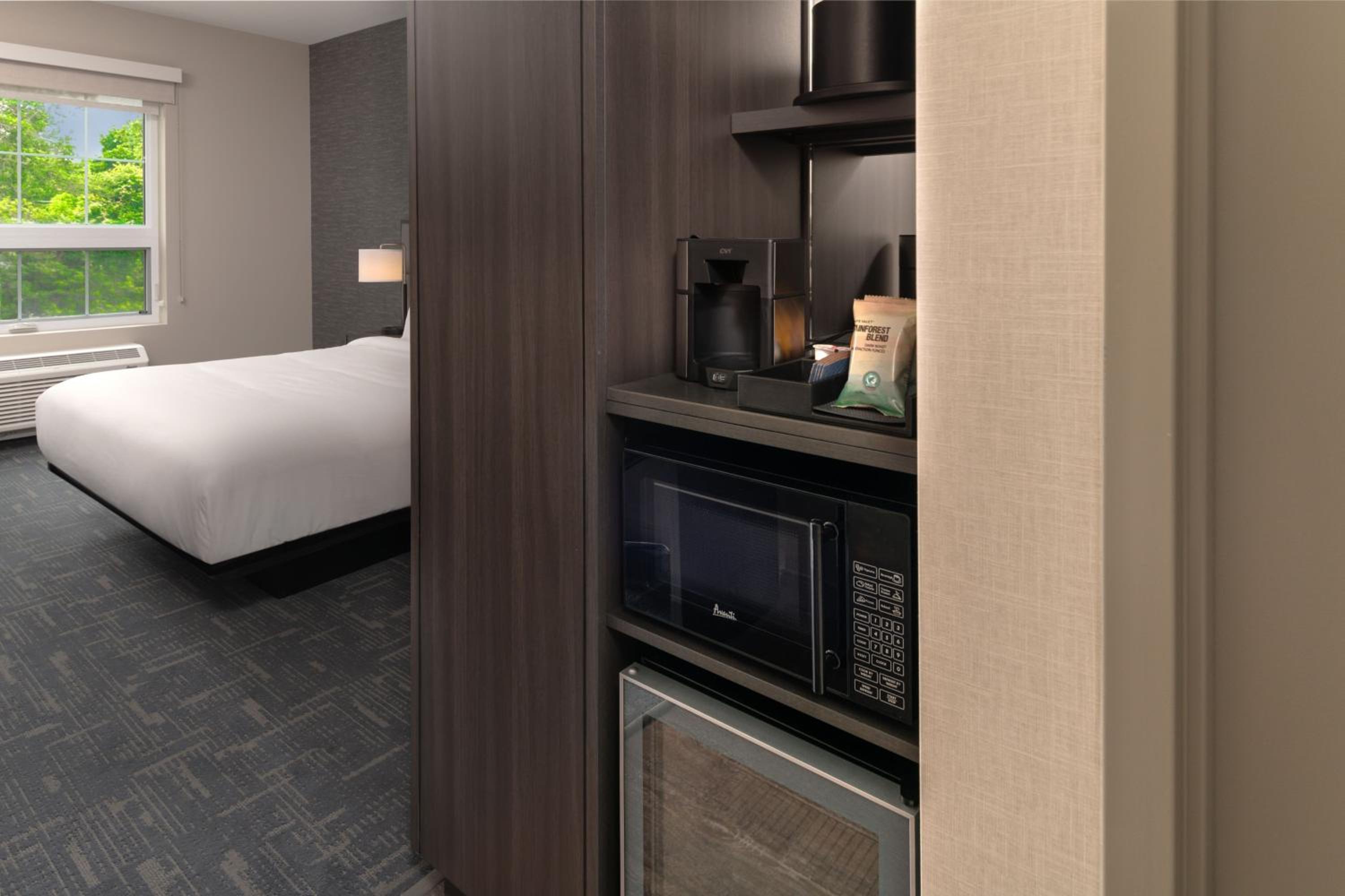 Standard King Room with Sofa Bed - Hearing Accessible - Photo 16