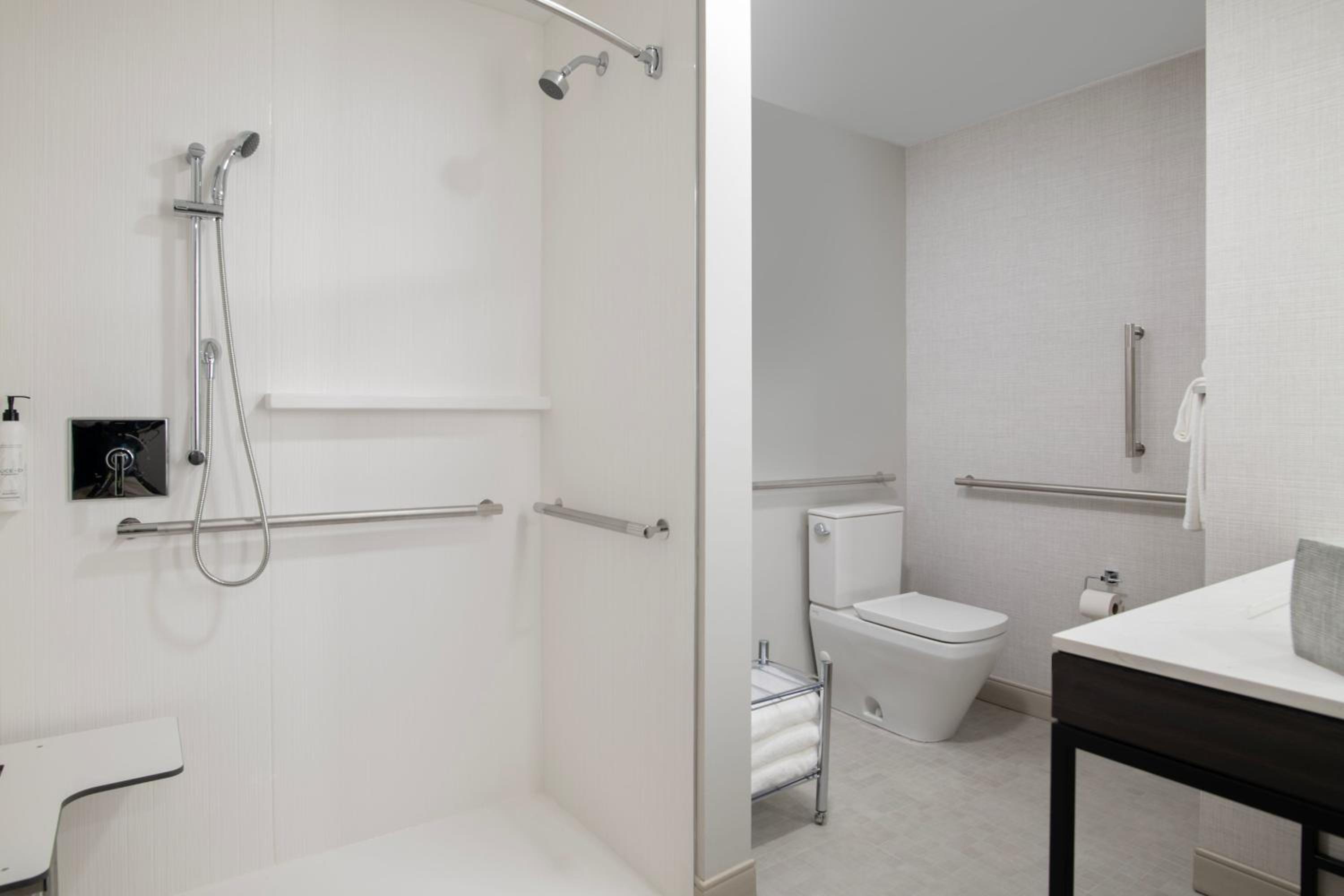 Standard King Room with Sofa Bed - Hearing Accessible - Photo 12