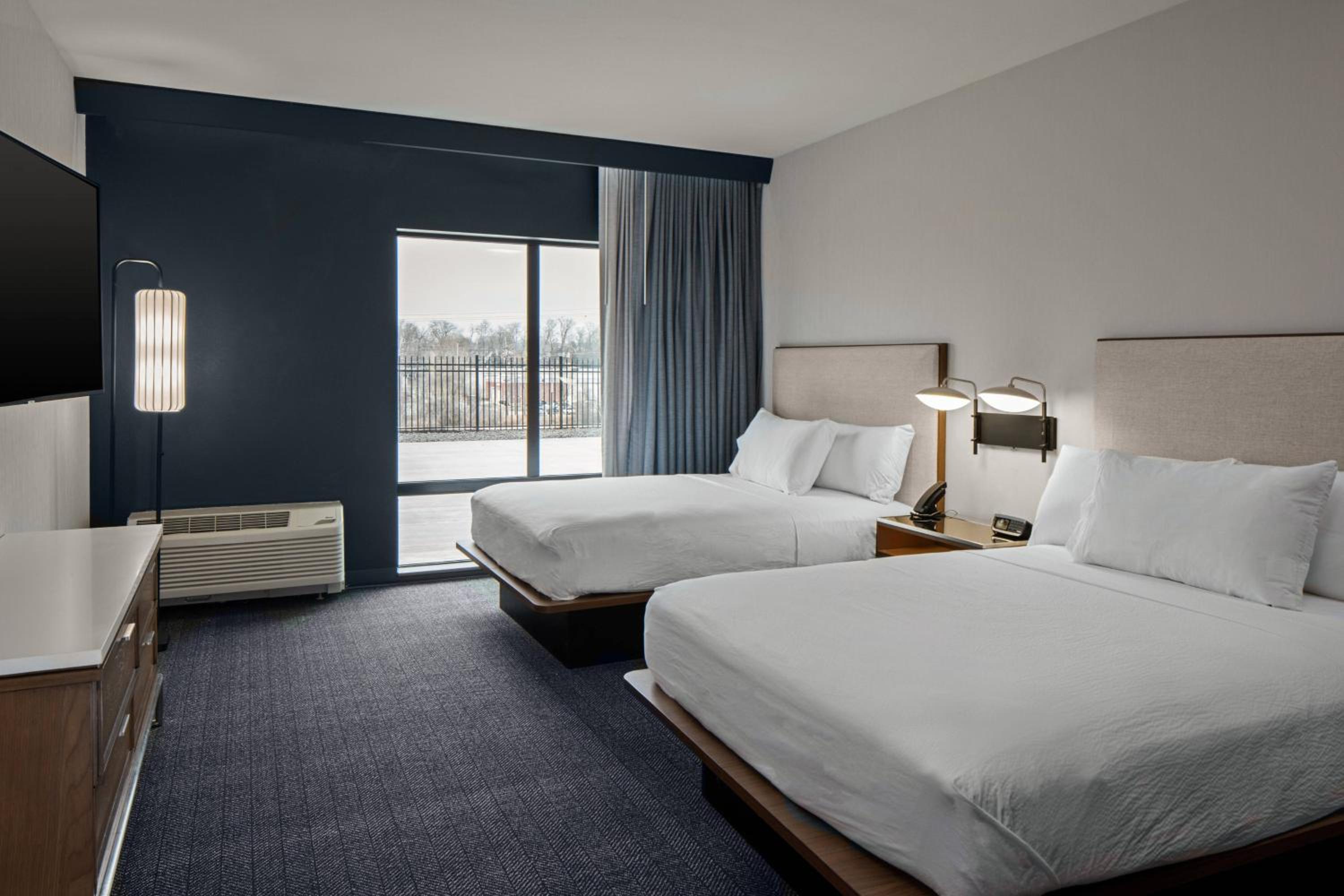 Queen Room with City View - Photo 3