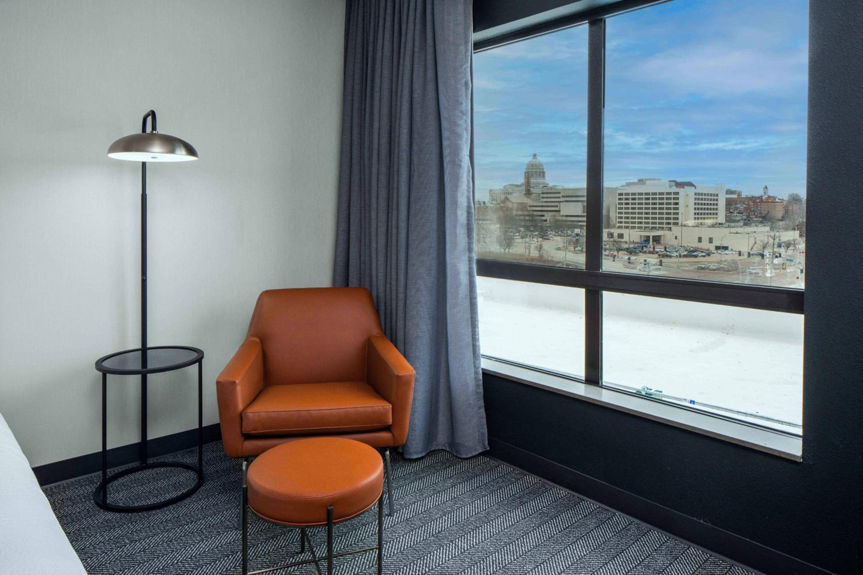 Queen Room with City View - Photo 4