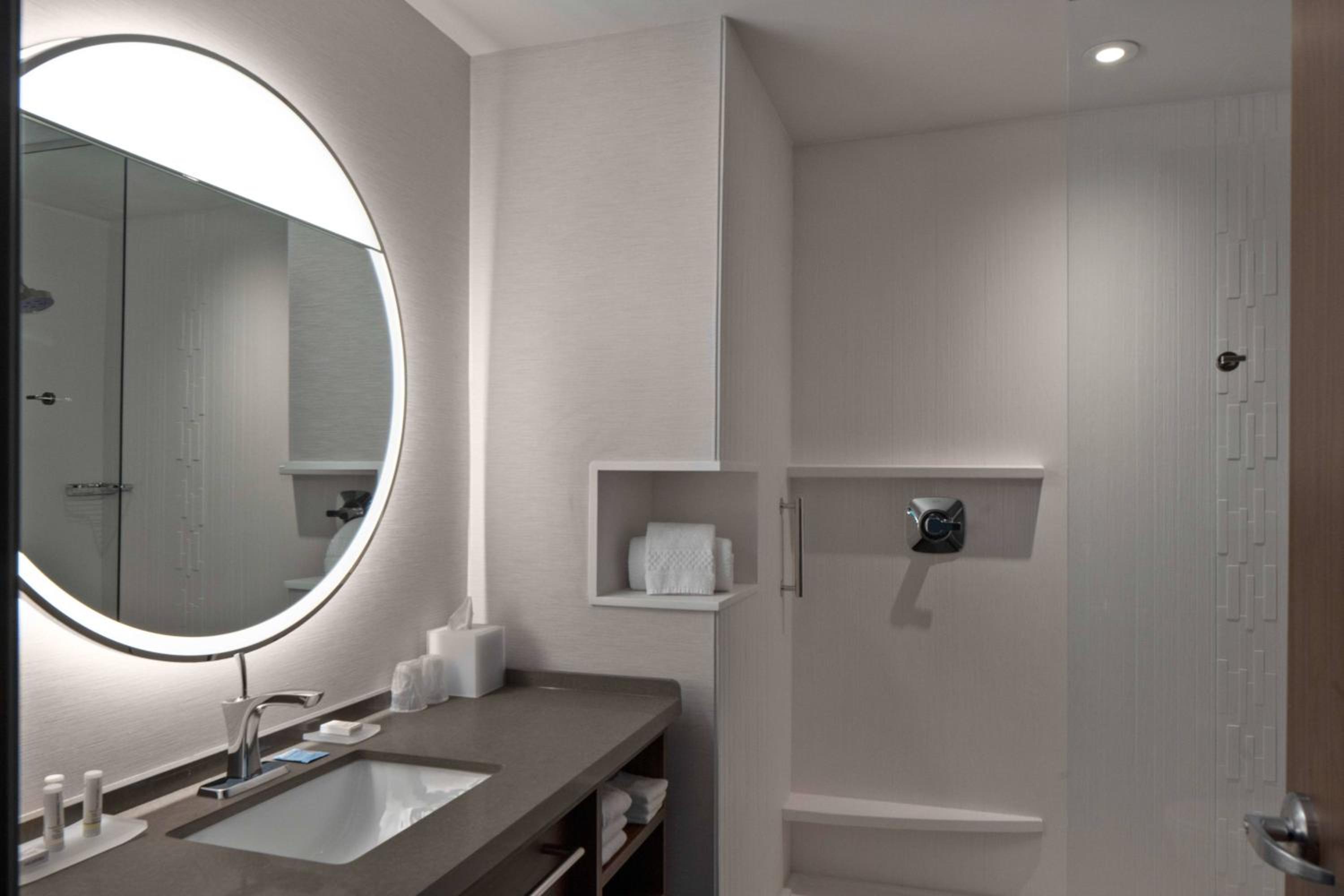 King Guest Room with City View - Photo 2
