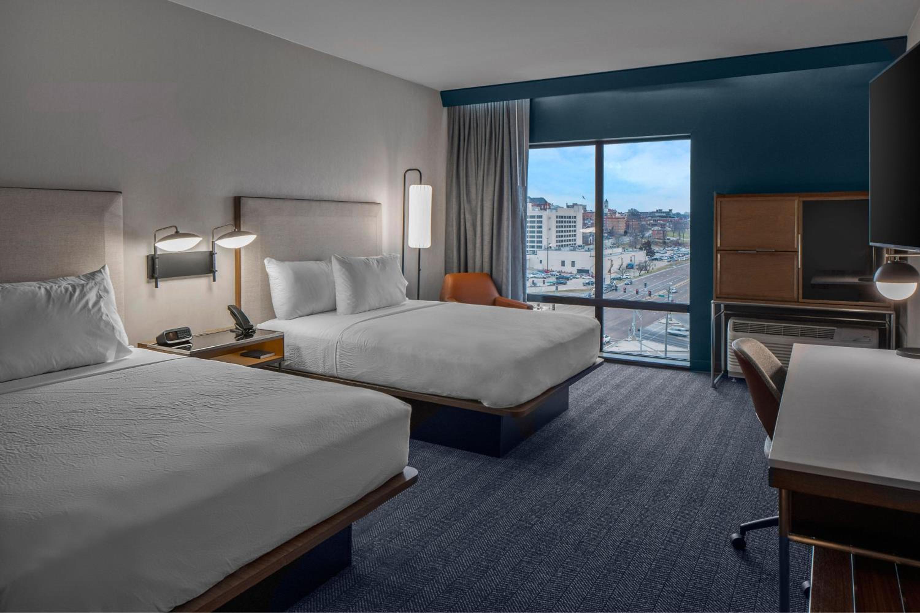 Queen Room with City View - Photo 2