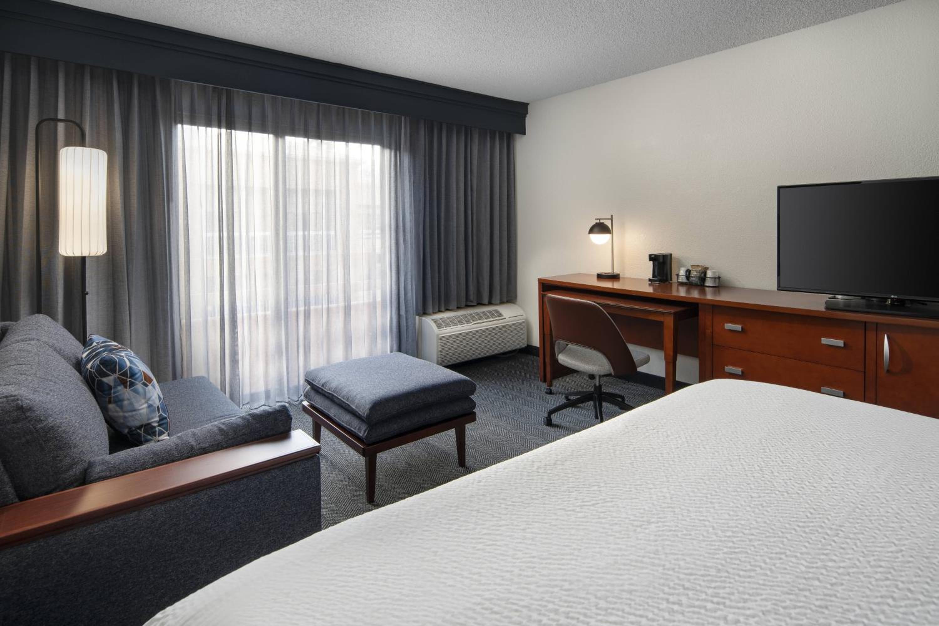 King Room with Sofa Bed - Photo 1