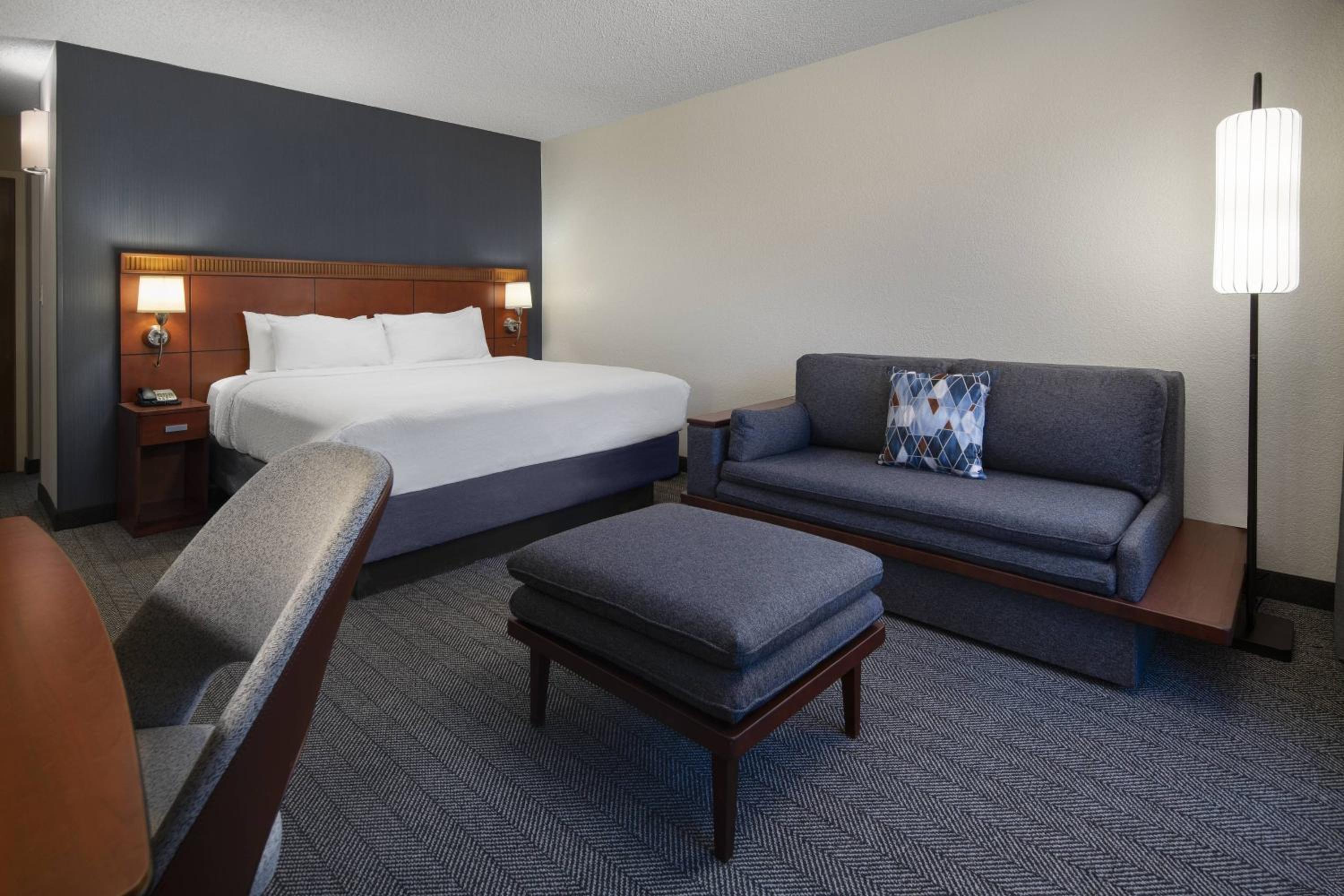 King Room with Sofa Bed - Photo 5