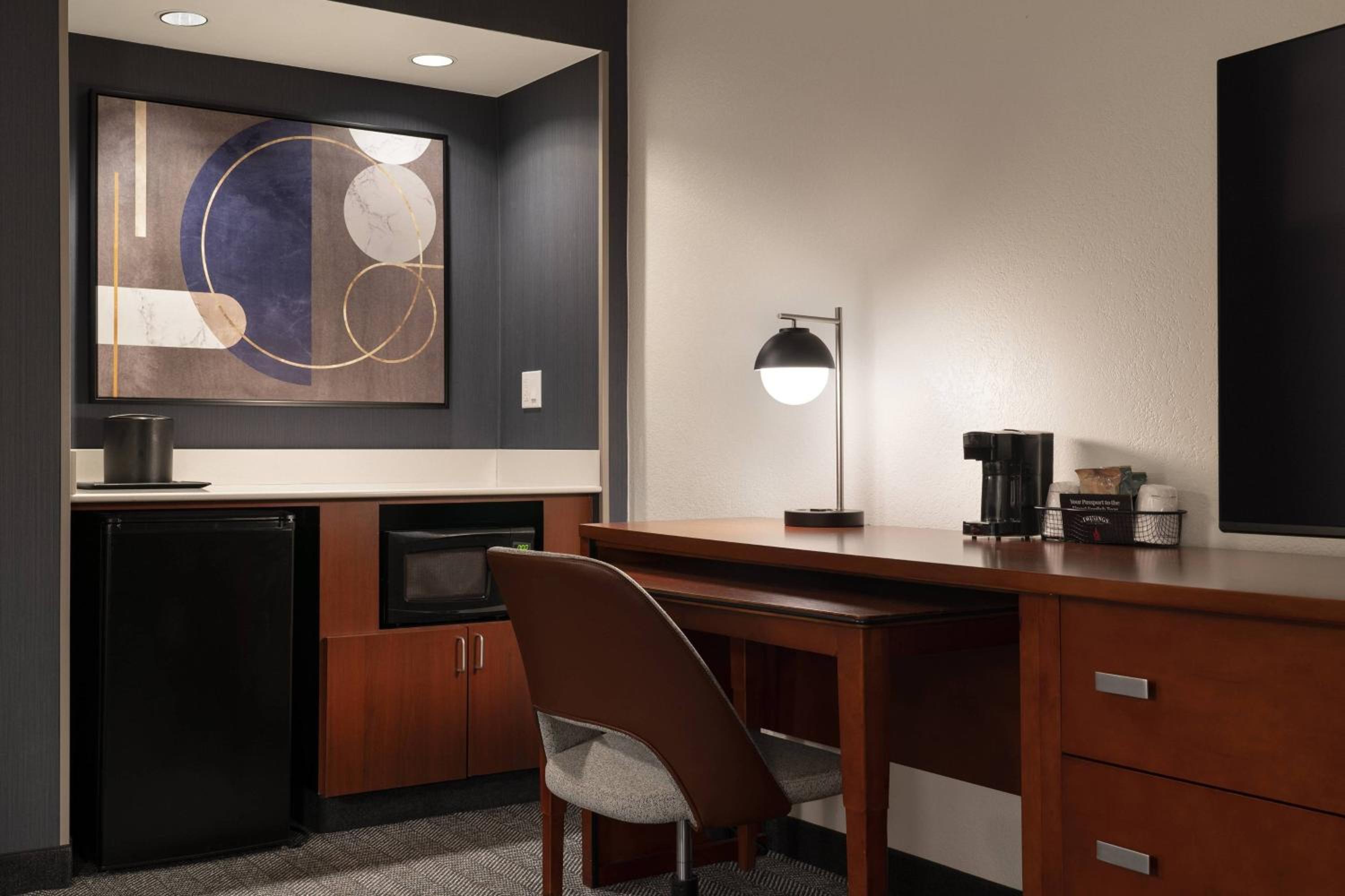 One-Bedroom King Suite - Photo 6