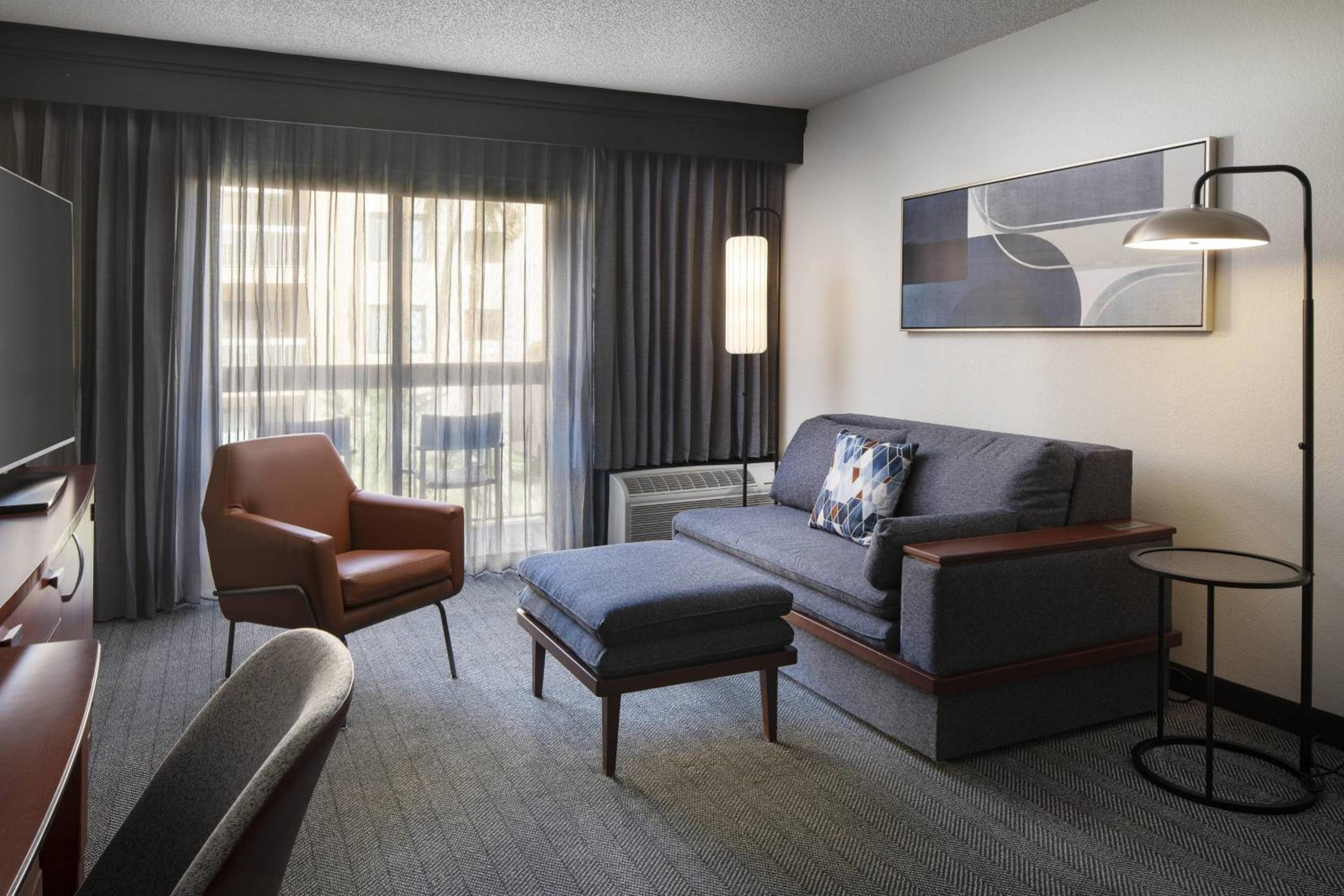 One-Bedroom King Suite - Photo 2