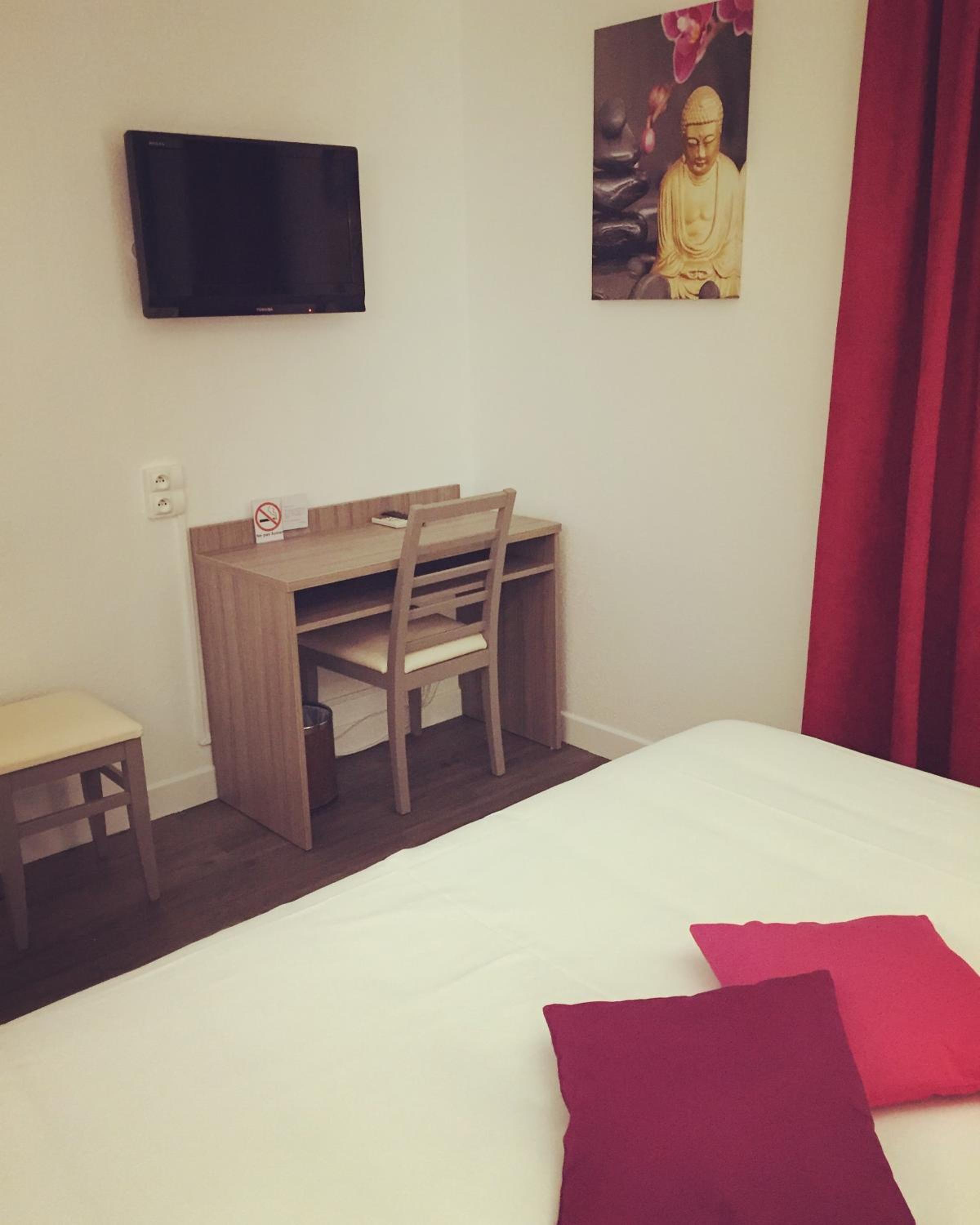 Standard Double Room - Photo 11