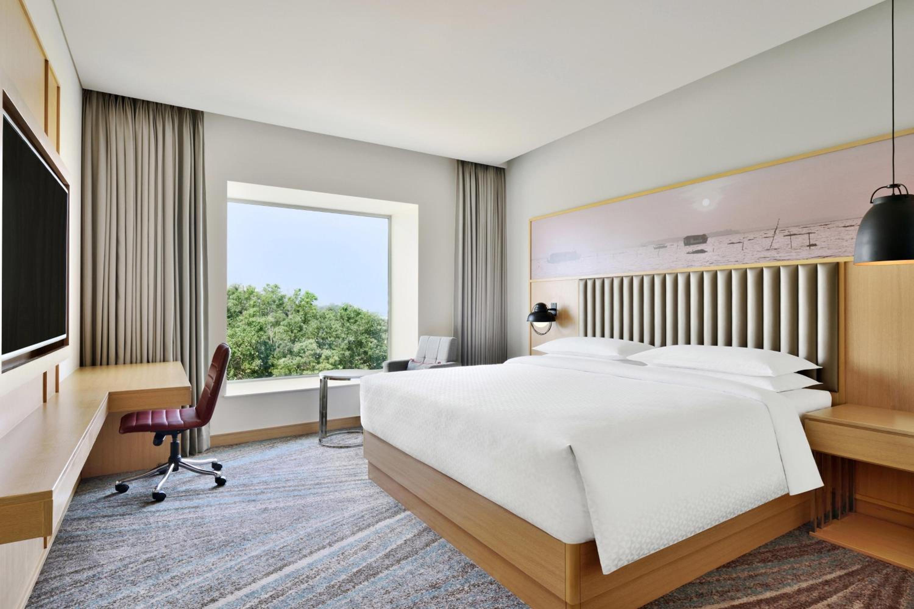 1 King Bed, Spacious Deluxe Room photo 2