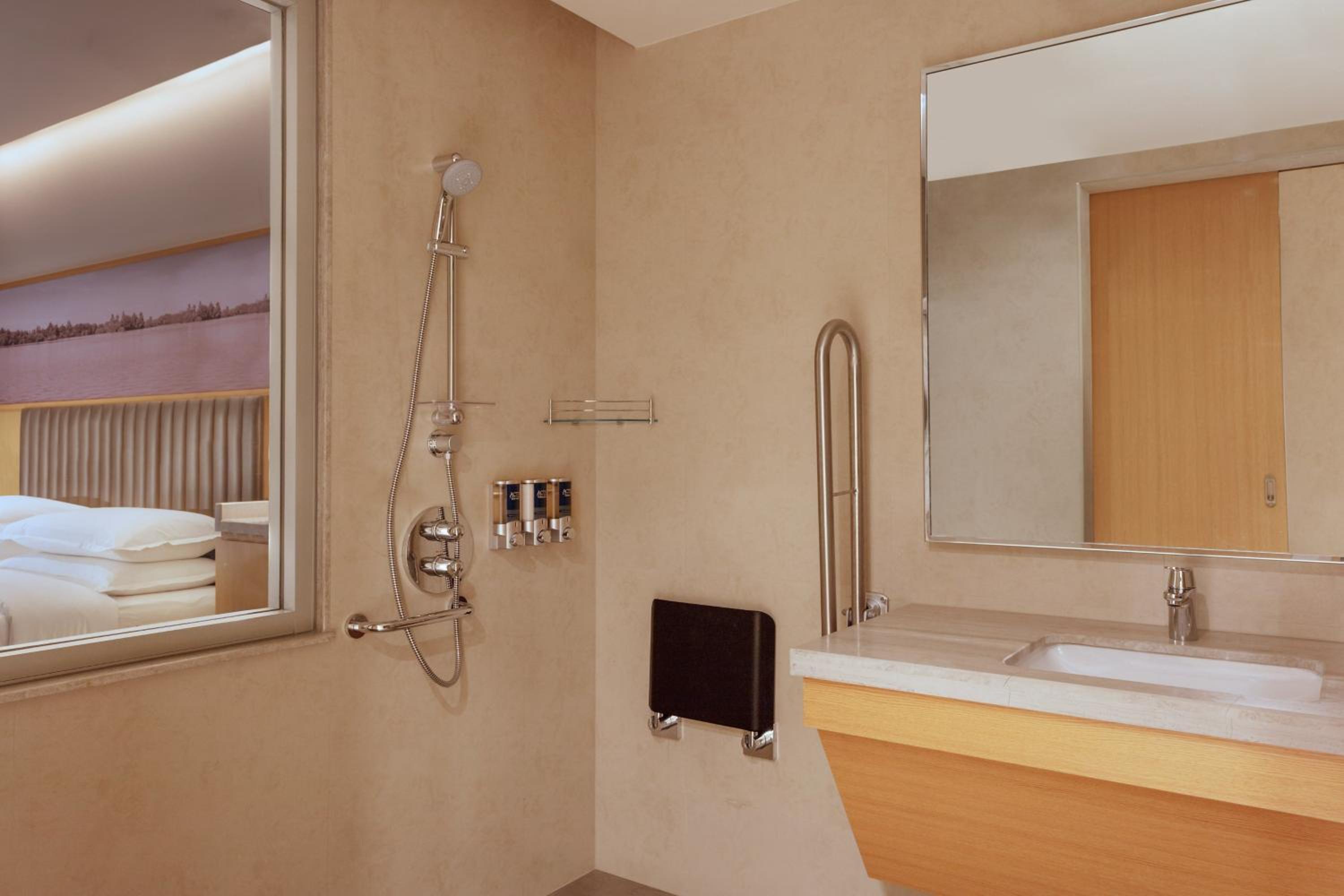 2 Twin/Single Beds, Spacious Deluxe Room photo 2