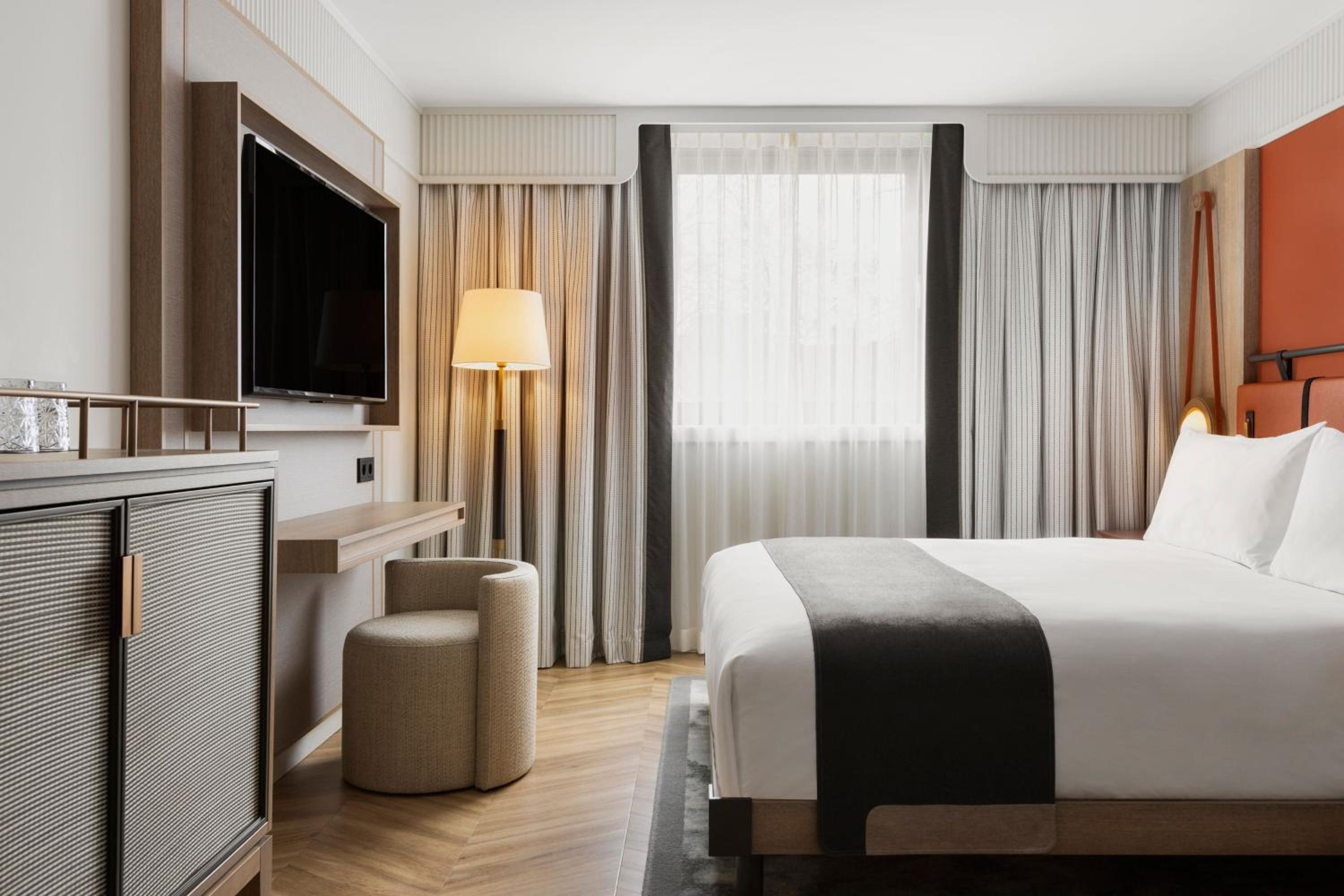 Deluxe King Room with Church View photo 3