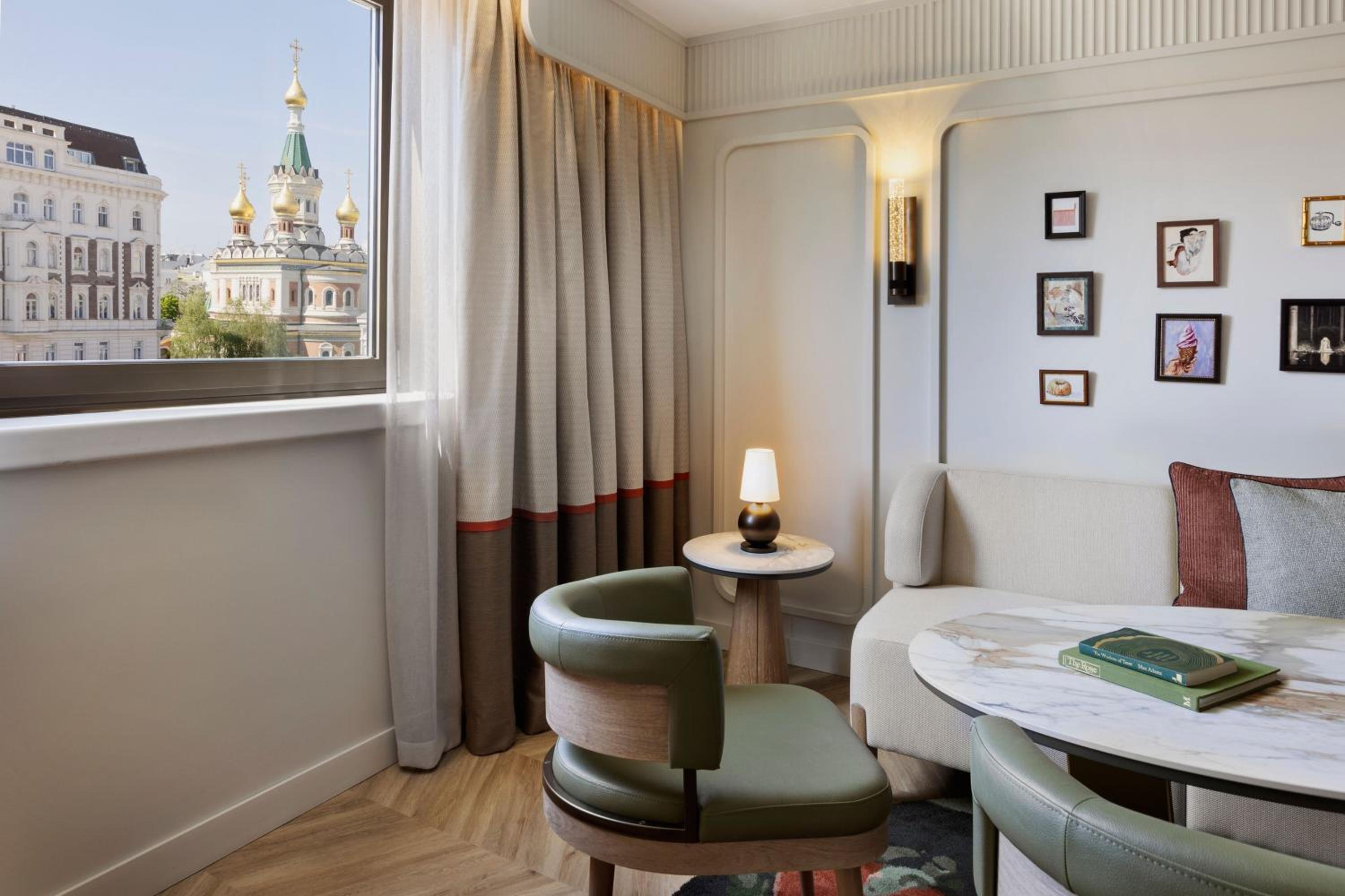 Junior King Suite with Church View photo 3