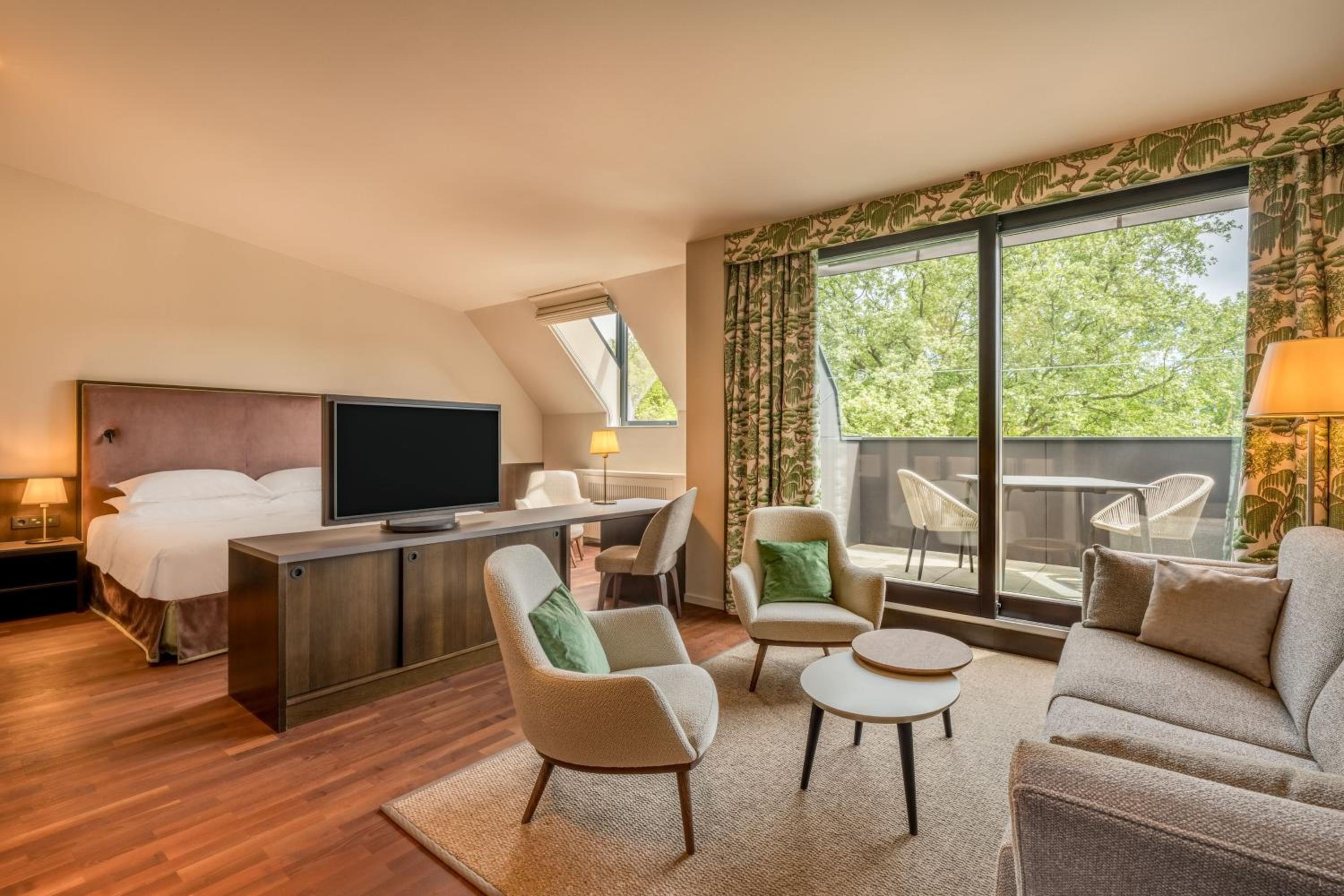 Sky Suite with garden view & Lounge Access - Photo 7