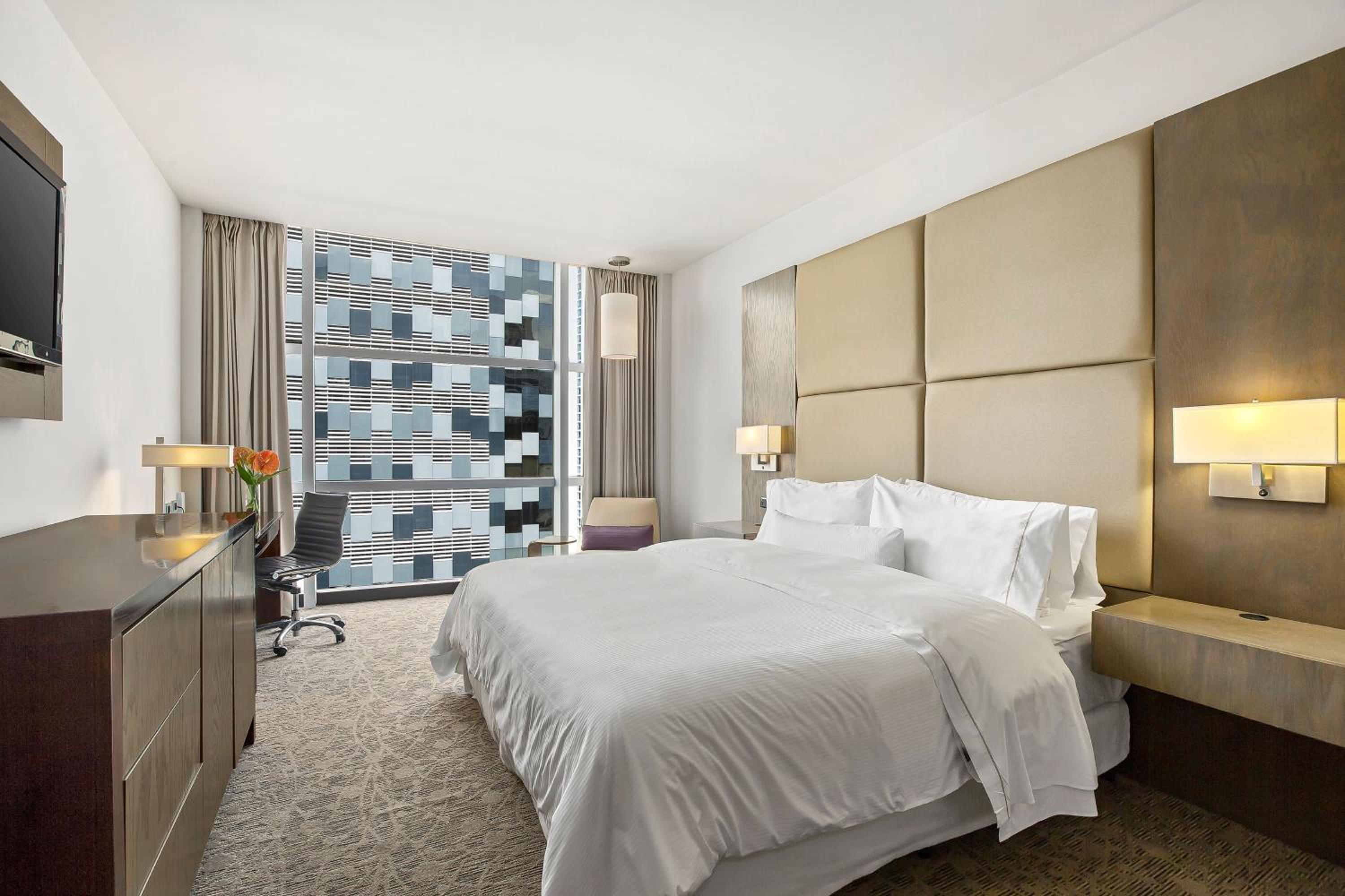 Deluxe, Guest room, 1 King, City view