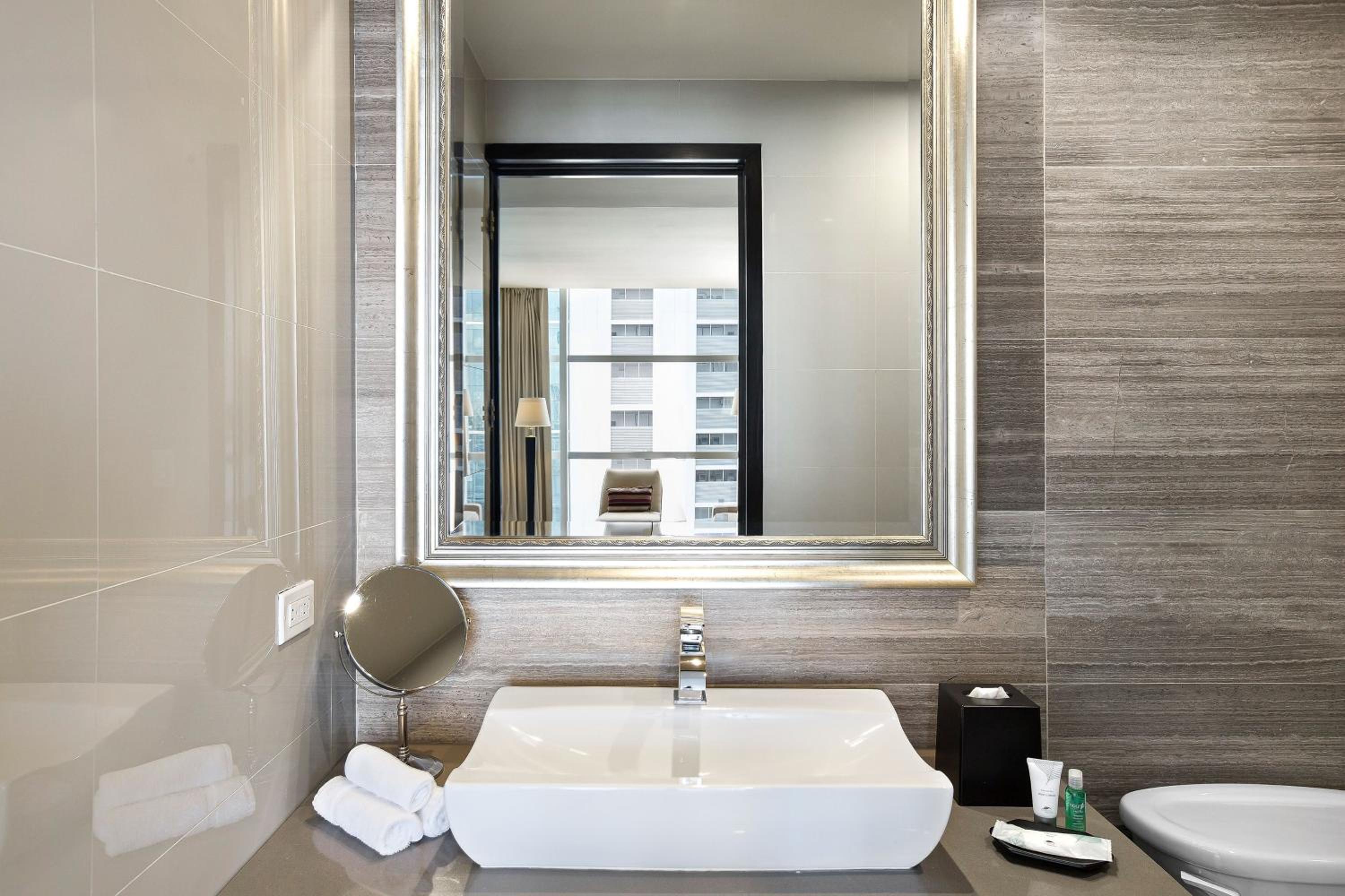 Renewal Suite, Club lounge access, 1 Bedroom Larger Suite photo 2