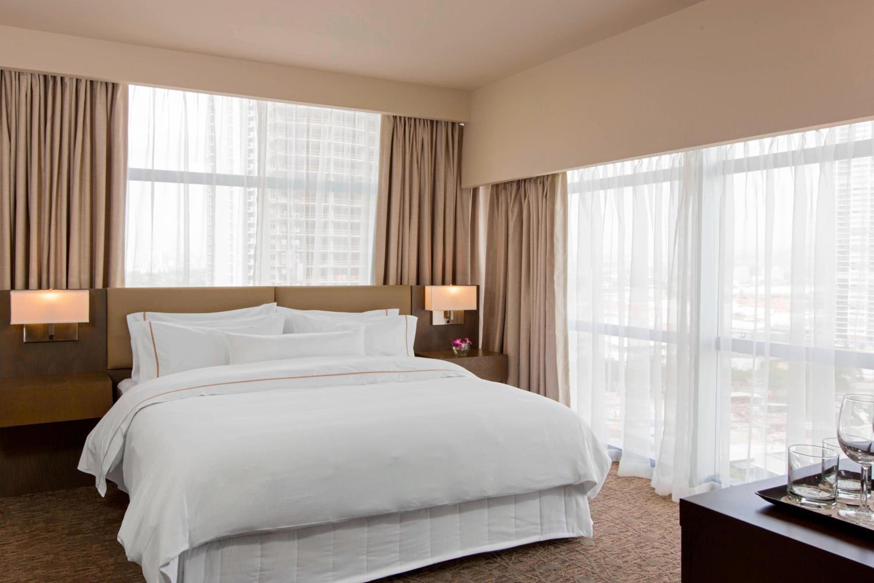 Business Suite, Club lounge access, 1 King, City view photo 1