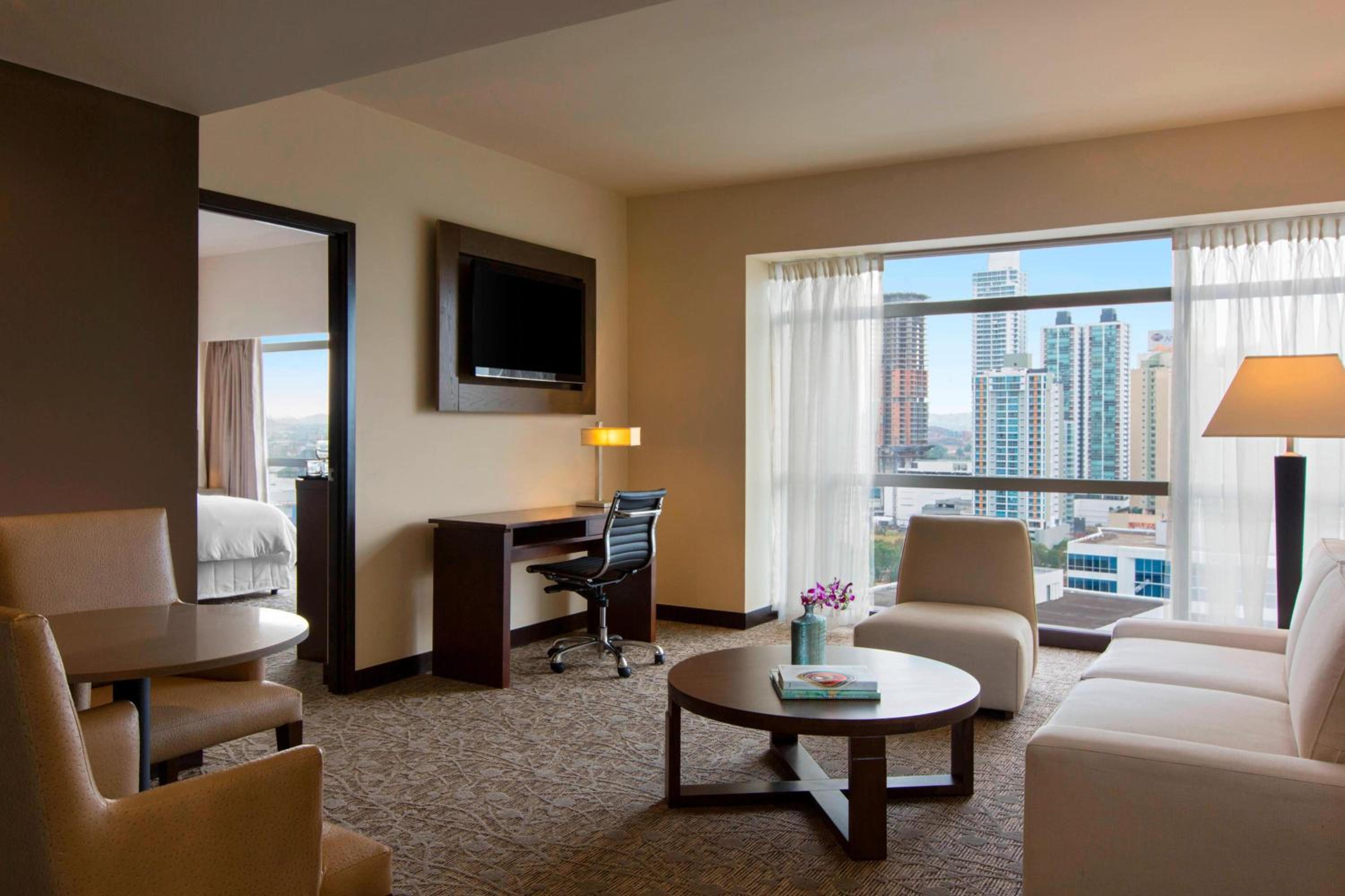 Business Suite, Club lounge access, 1 King, City view photo 2