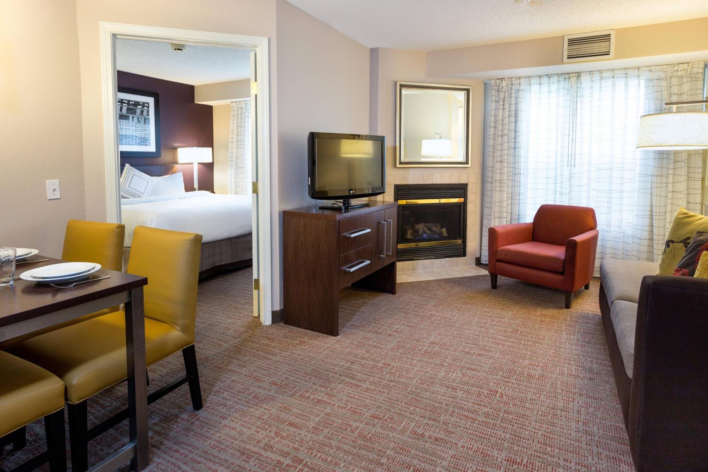 One-Bedroom Queen Suite - Photo 3