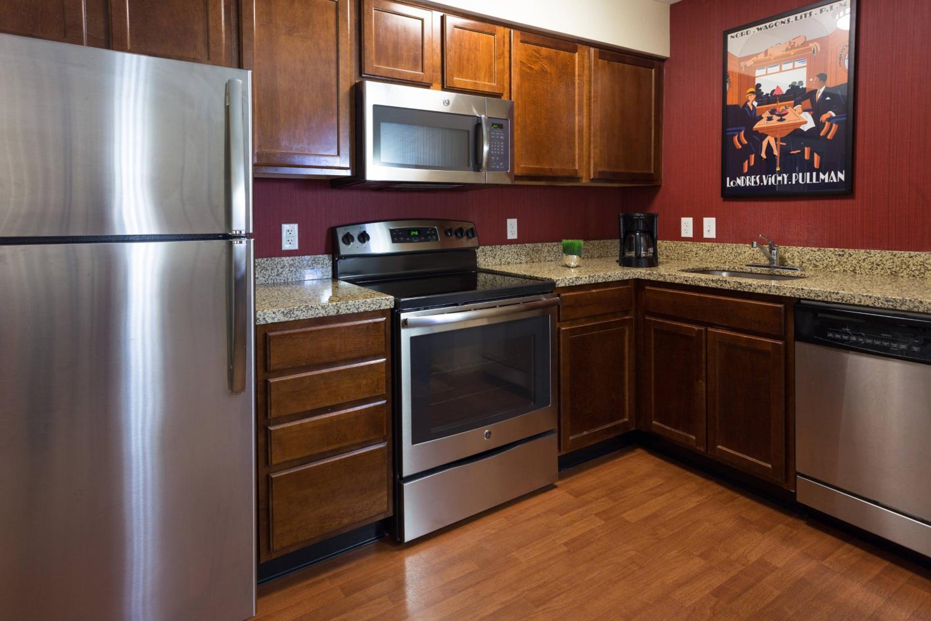 Two Bedroom Suite, One King, One Queen - Photo 2