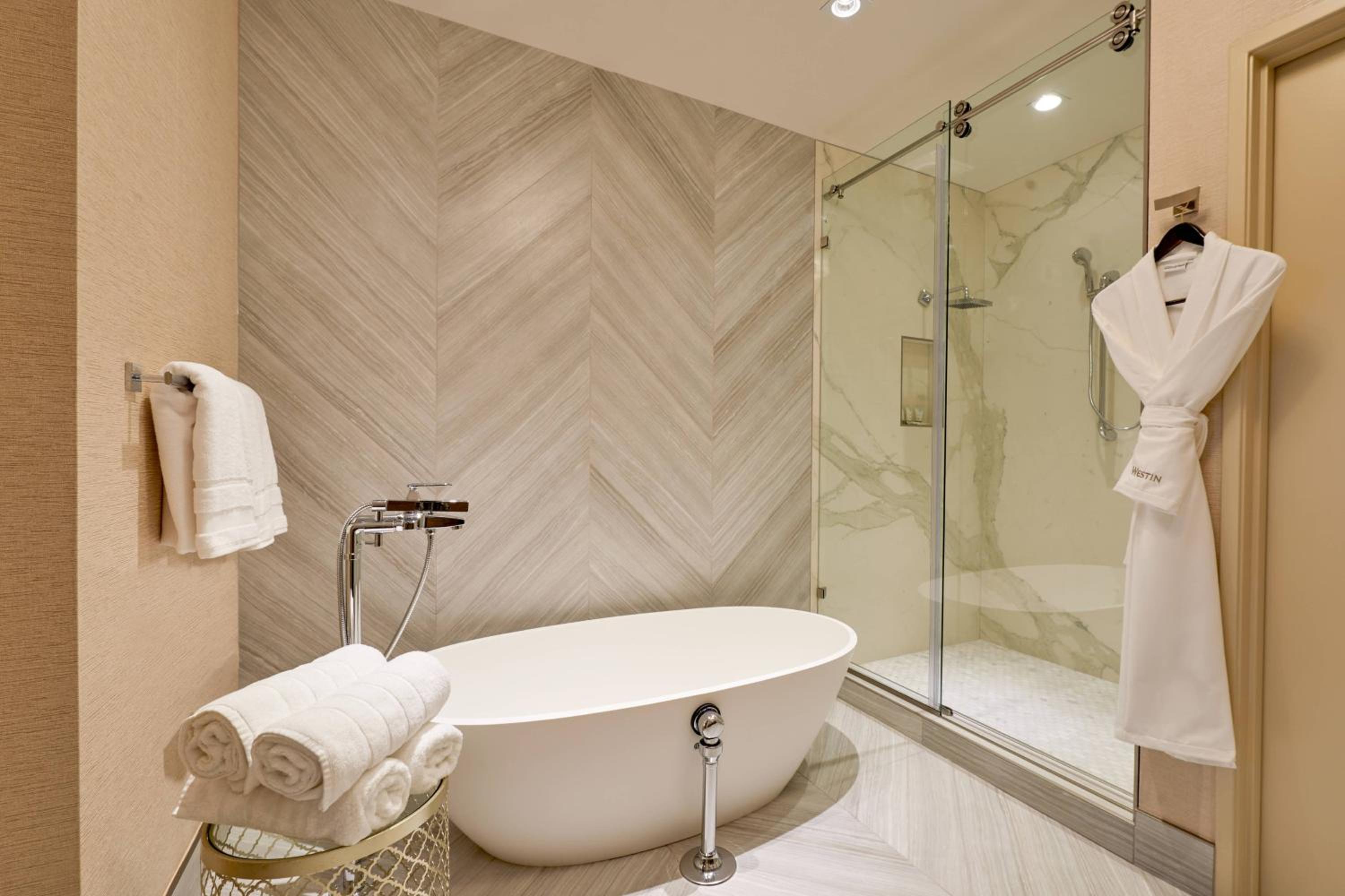 Executive Suite, 1 King, Alternate bed: sofa bed - Photo 3