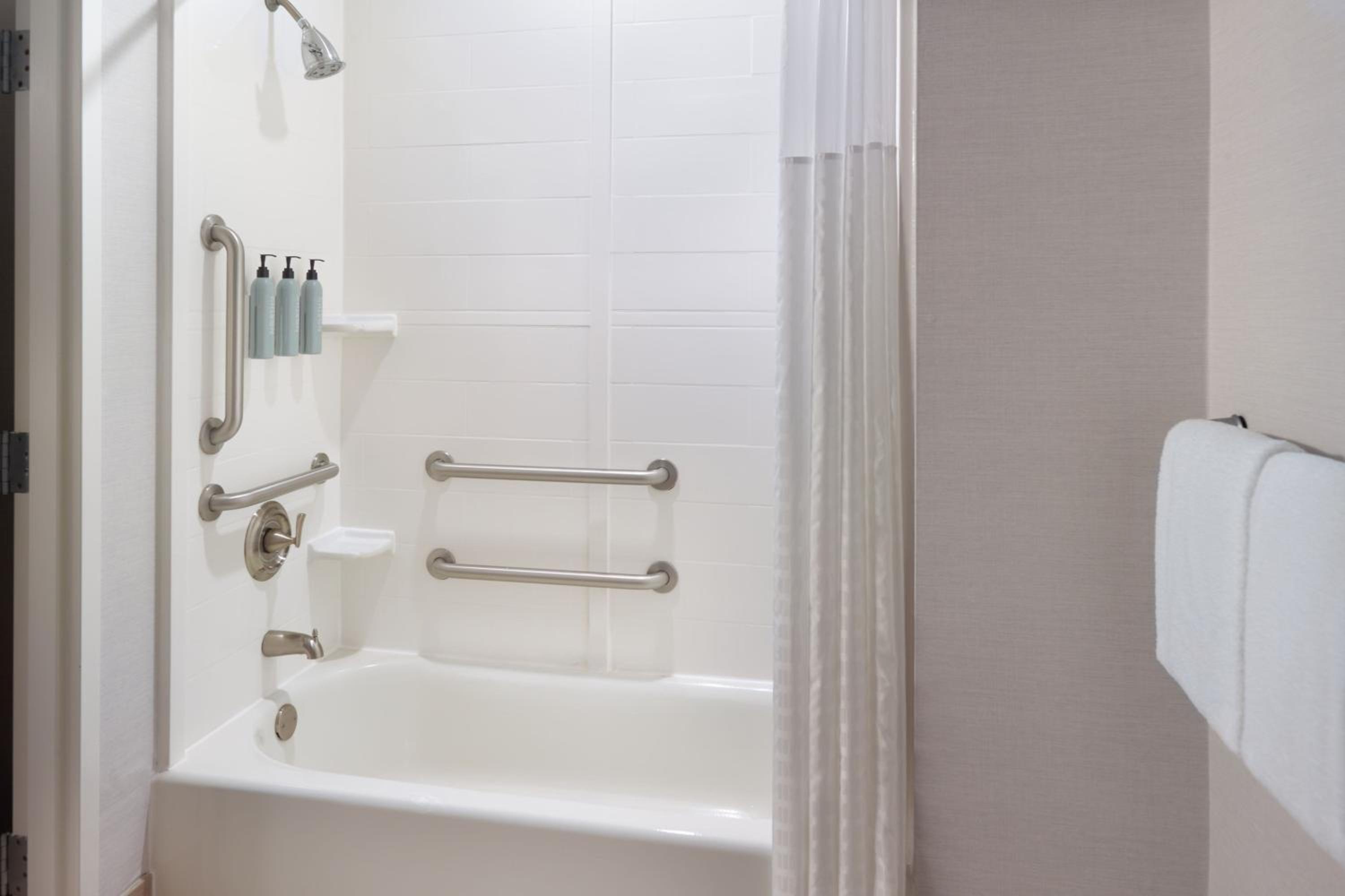 Queen Room with Two Queen Beds and Adapted Tub - Mobility Accessible