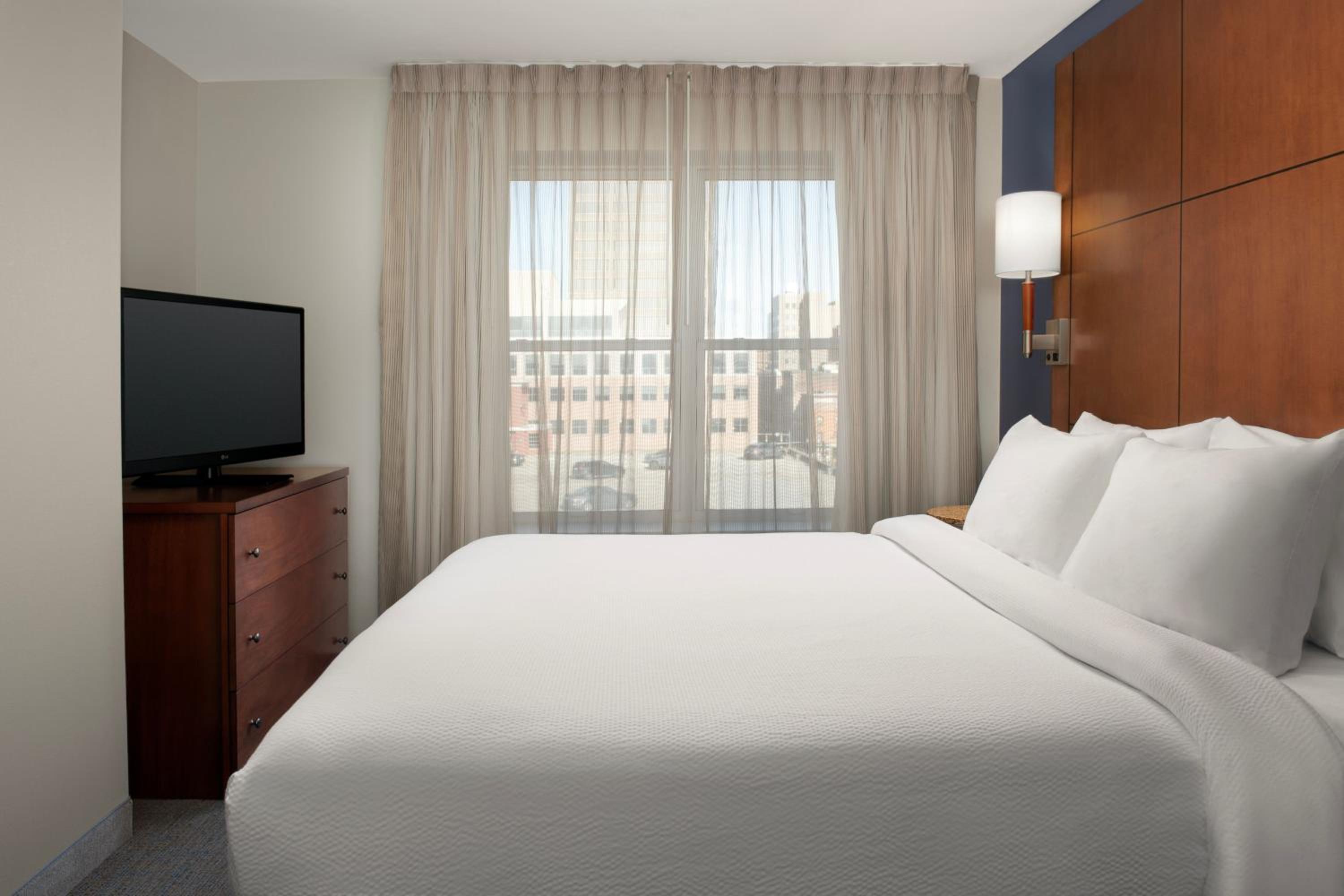 One-Bedroom King Suite with Sofa Bed photo 3