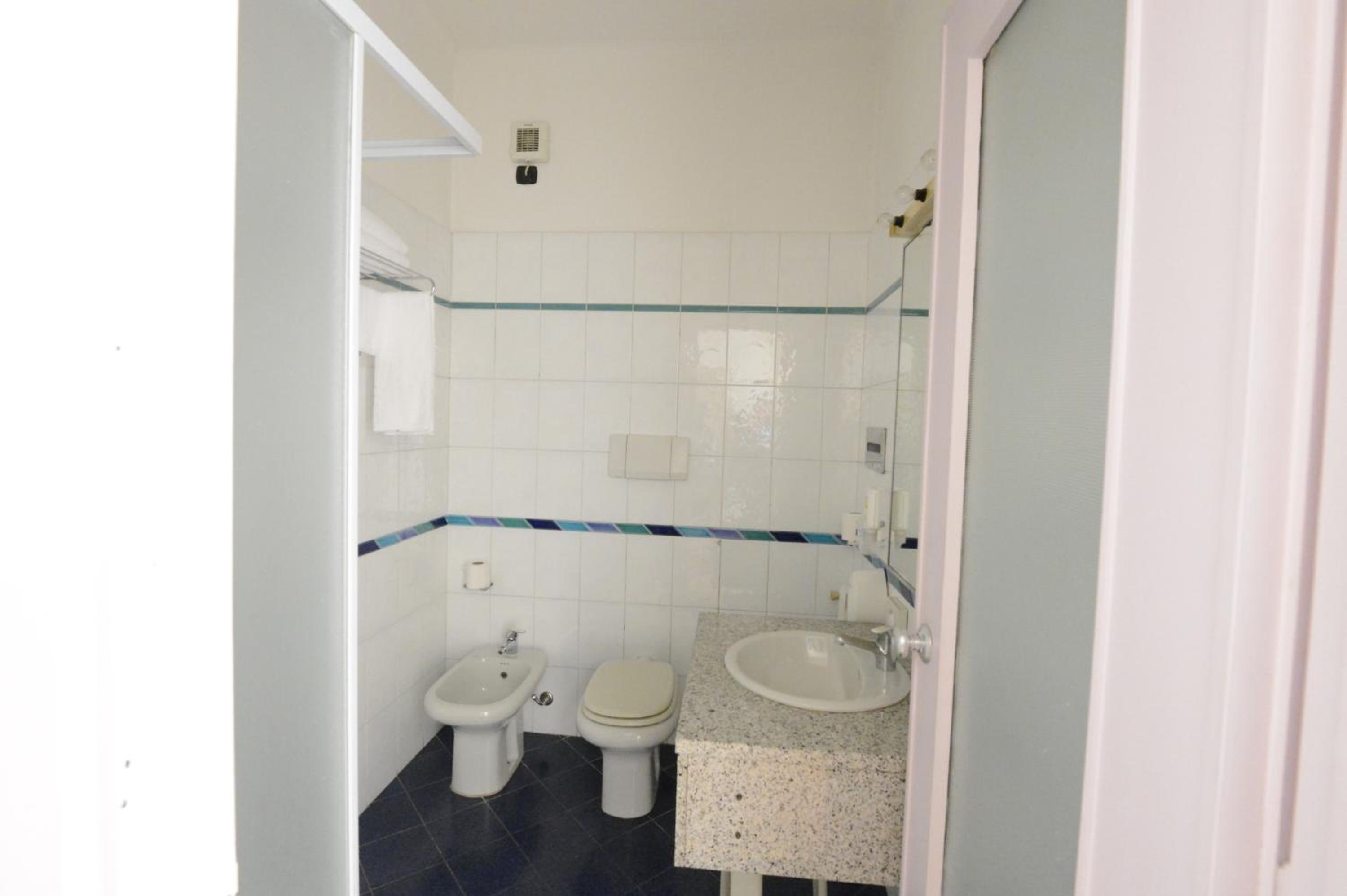 Double or Twin Room - Photo 8