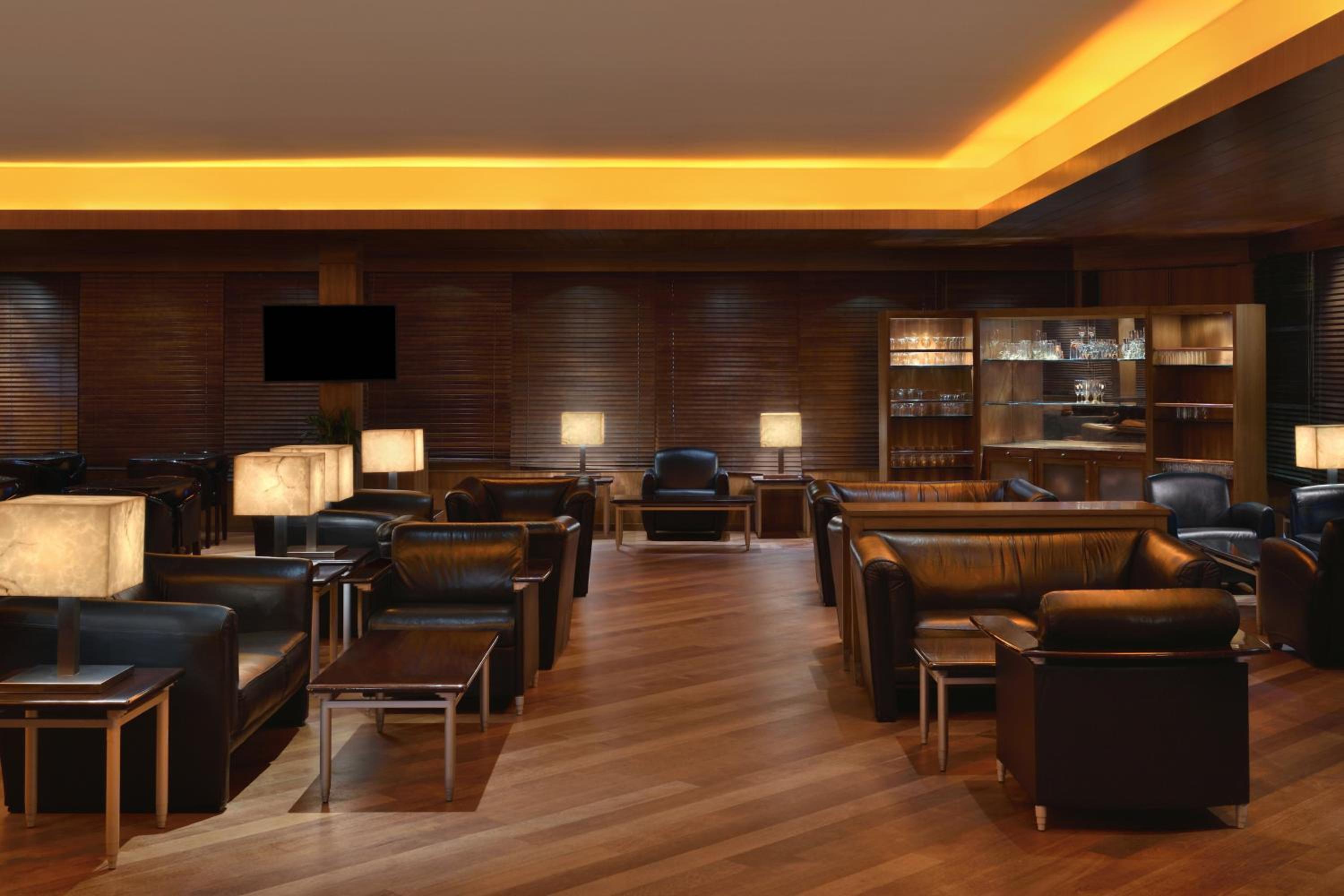 Club Room Twin - 2 way Airport Transfer, Access to club lounge including Hi-Tea from 3-5 pm, Happy Hours from 6-8 pm thumbnail 5