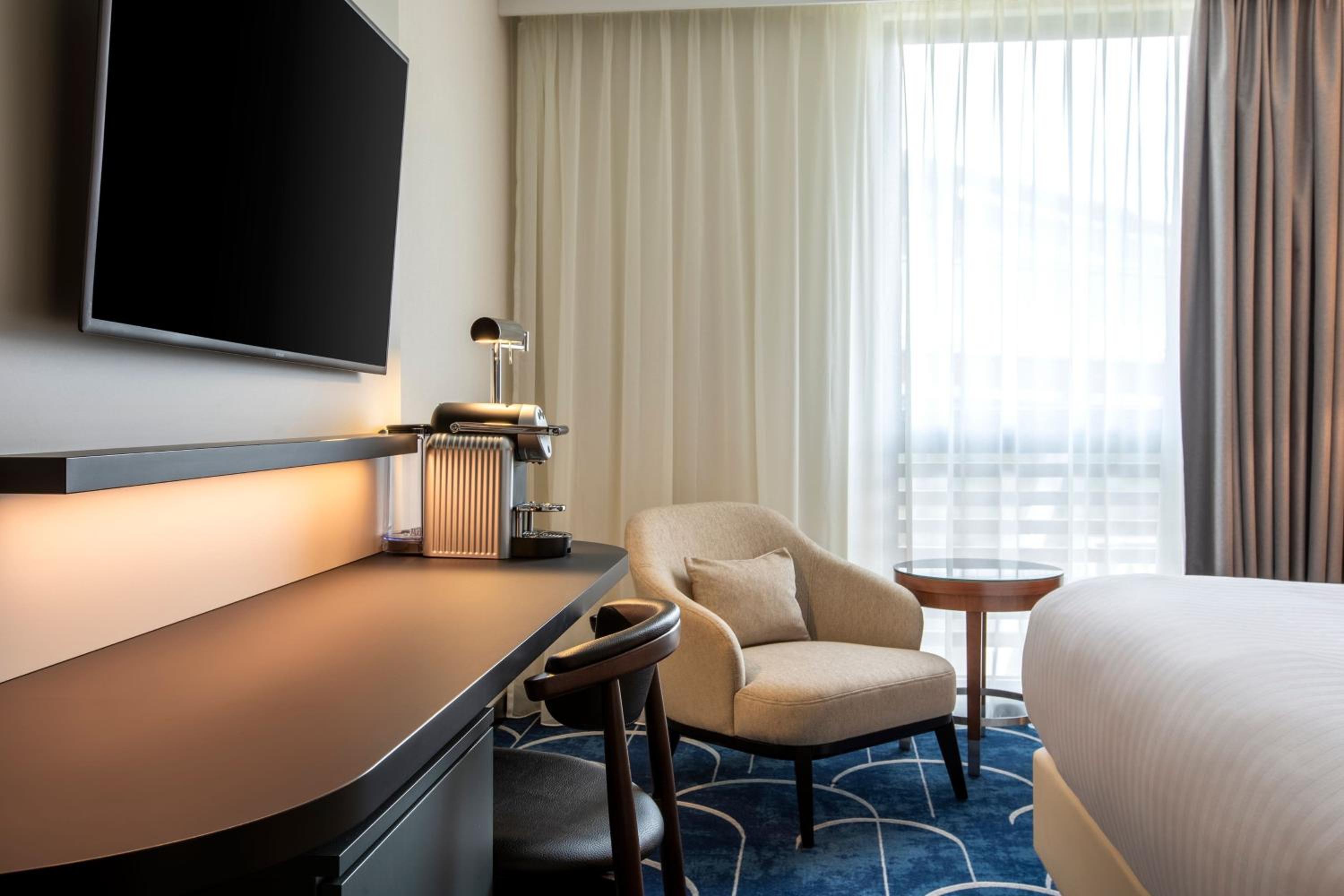 Superior King Room with WiFi - High Floor - Photo 4