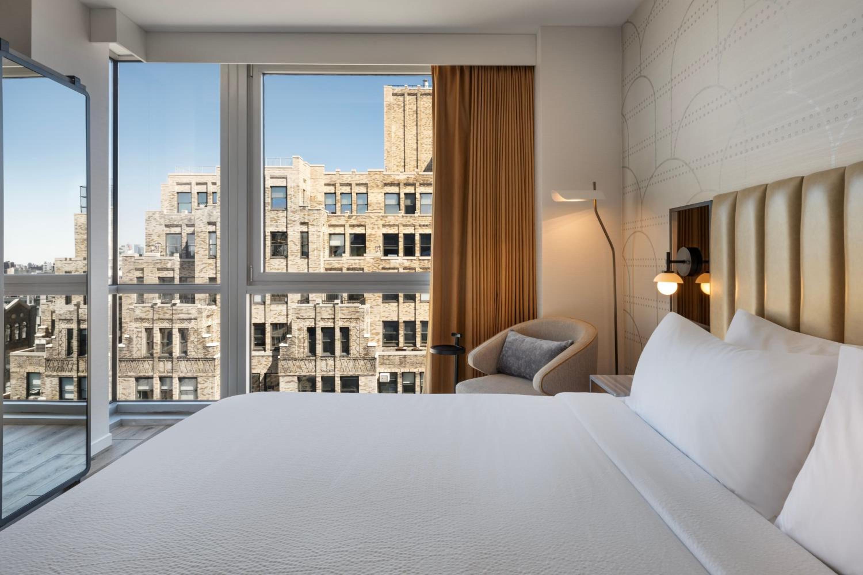 King Room with City View thumbnail 5