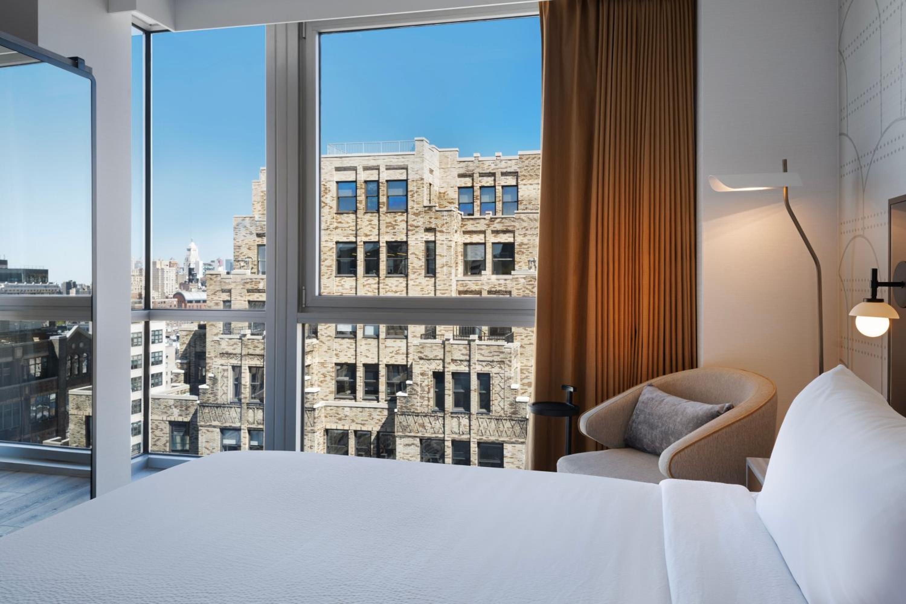 King Room with City View thumbnail 6