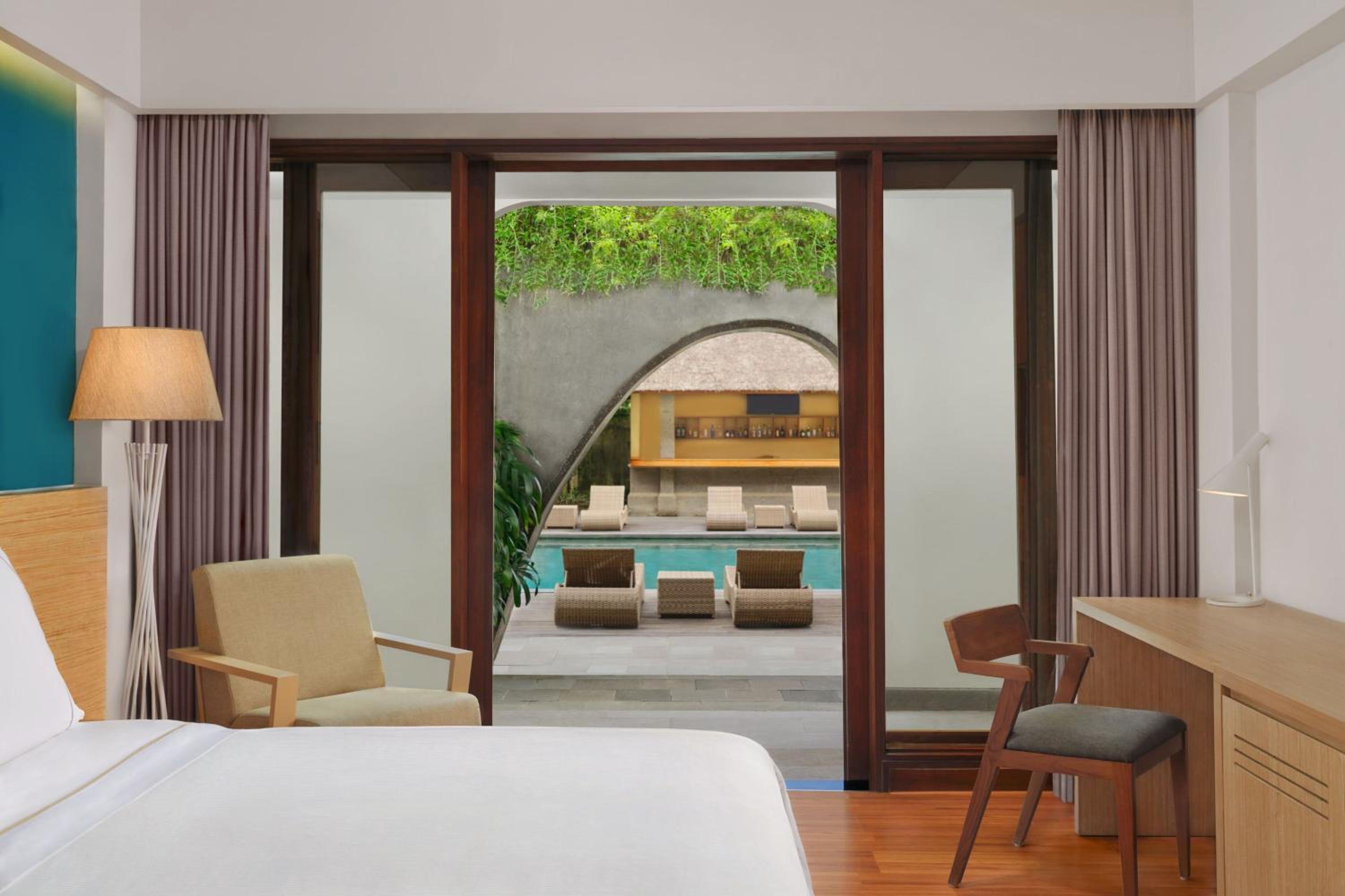 Deluxe King Room with Pool Access - Garden Level with Free Mini Bar, Daily Shuttle to Monkey Forest, Daily Yoga, Free Bike to borrow,  Free Family Activity and 24 Hour access to Motion Fitness Center photo 3