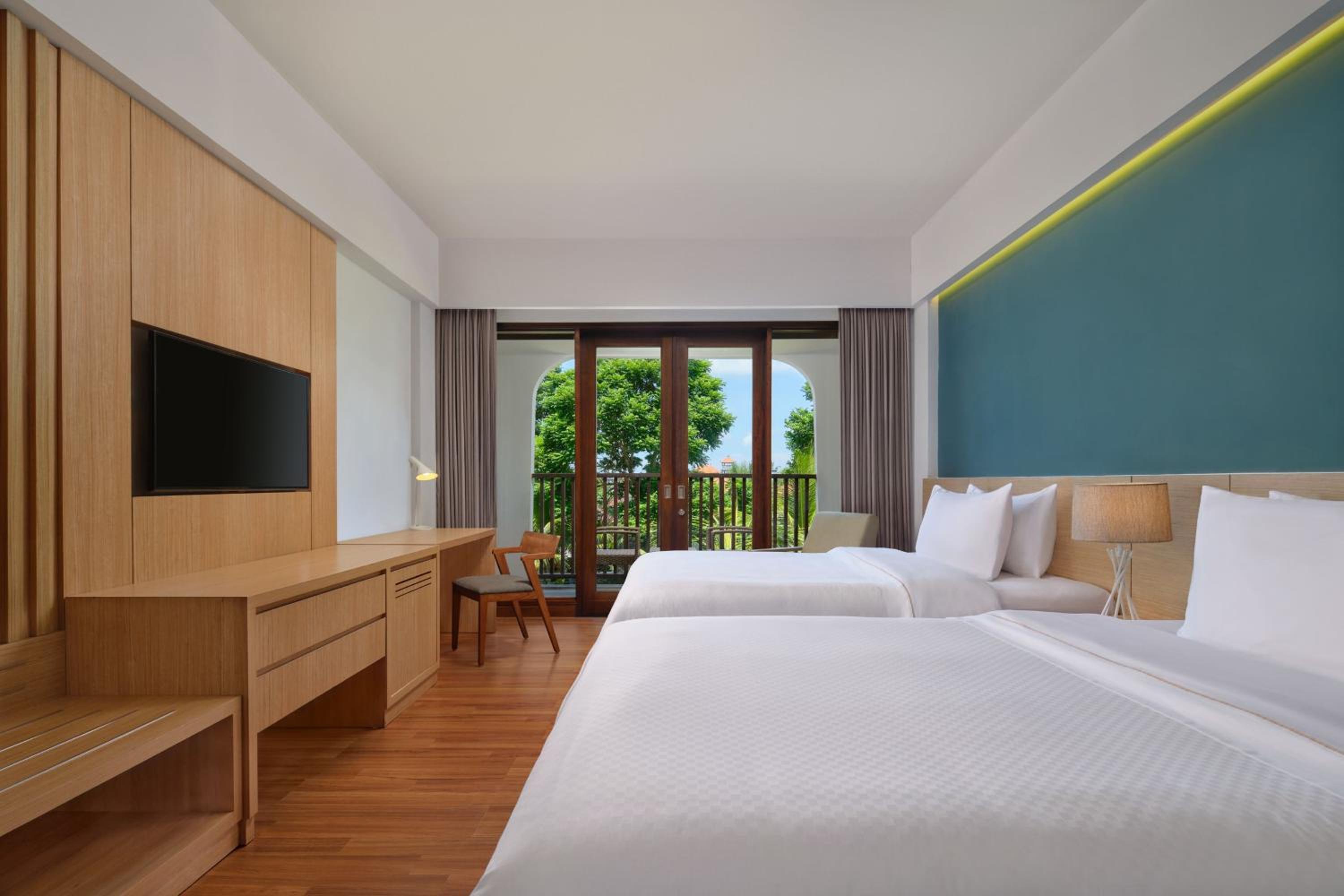 Deluxe Room, Guest room, 2 Twin/Single Bed(s), Garden view, Balcony with Daily Shuttle to Monkey Forest, Daily Yoga, Free Bike to borrow,  Free Family Activity and 24 Hour access to Motion Fitness Center photo 2