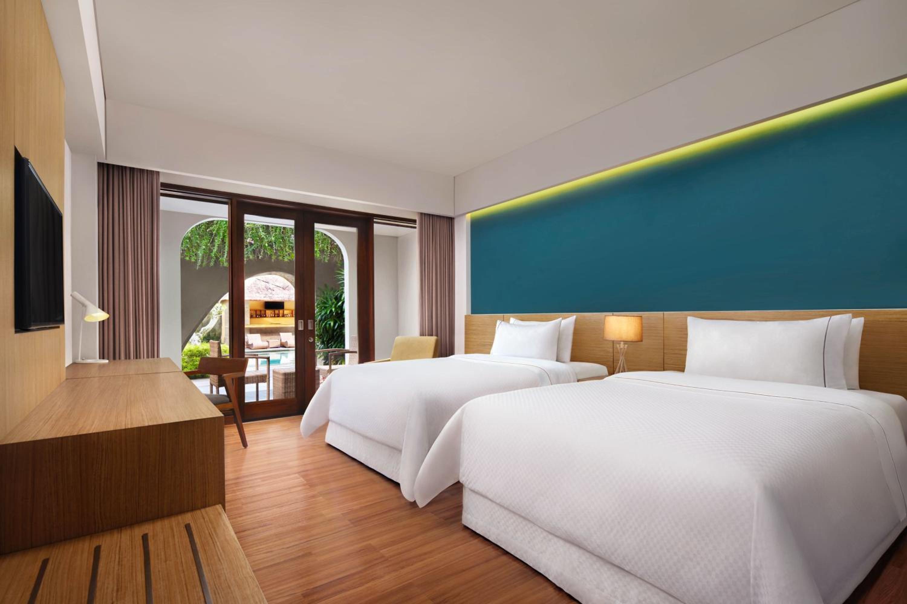 Deluxe Twin Room with Pool Access - Garden Level with  Free Mini Bar, Daily Shuttle to Monkey Forest, Daily Yoga, Free Bike to borrow,  Free Family Activity and 24 Hour access to Motion Fitness Center. photo 1