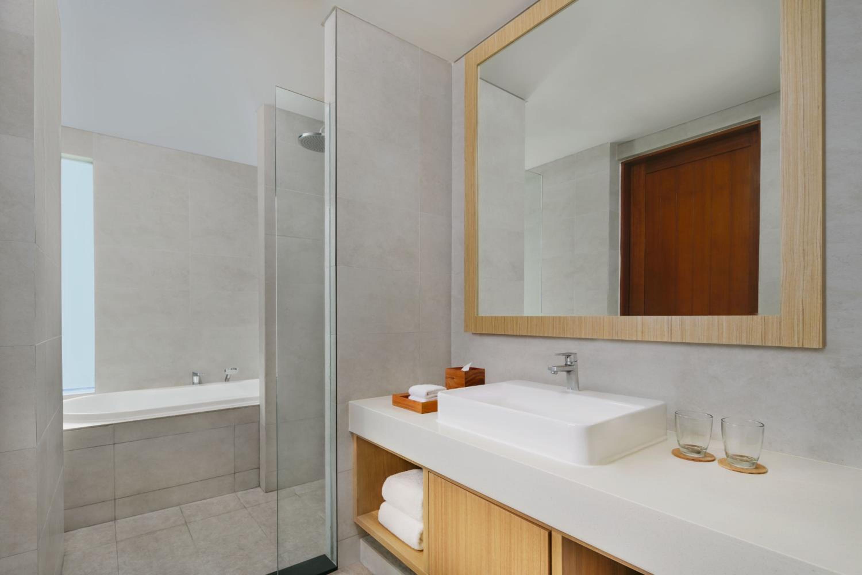 Deluxe Premier King Room with Bathtub and Garden View, Balcony with  Free Mini Bar, Daily Shuttle to Monkey Forest, Daily Yoga, Free Bike to borrow,  Free Family Activity and 24 Hour access to Motion Fitness Center photo 2