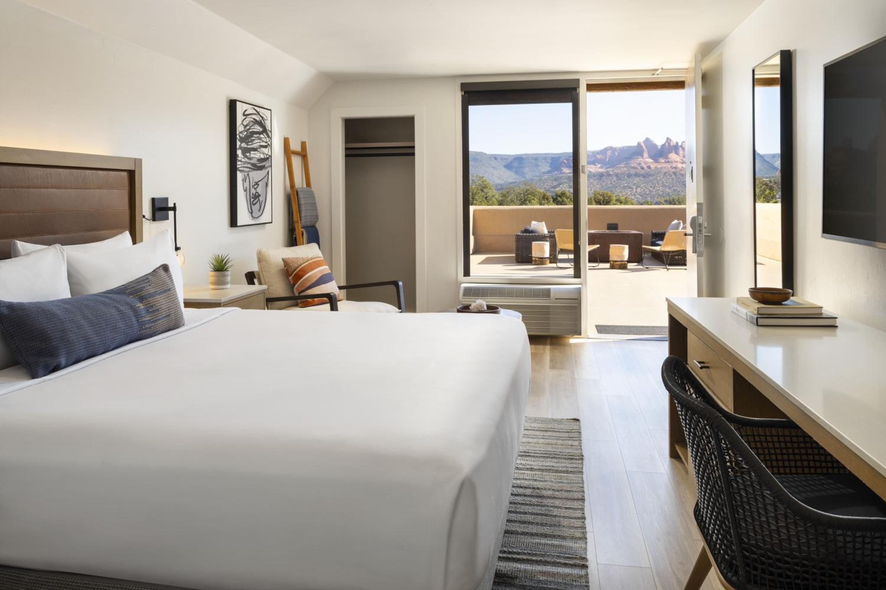 King Room with View - Mid Floor - Photo 9