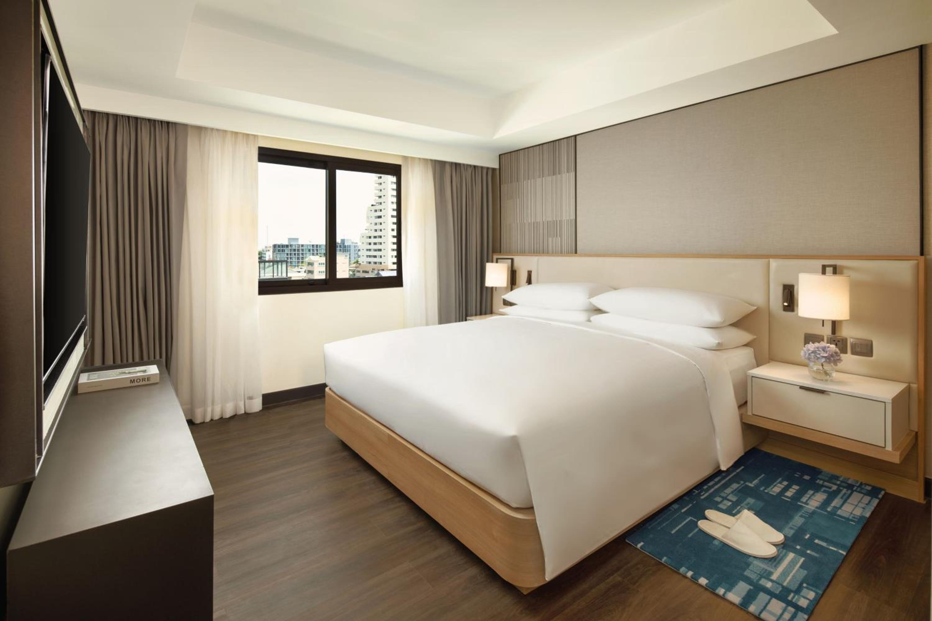 One-Bedroom King Suite with Balcony photo 1