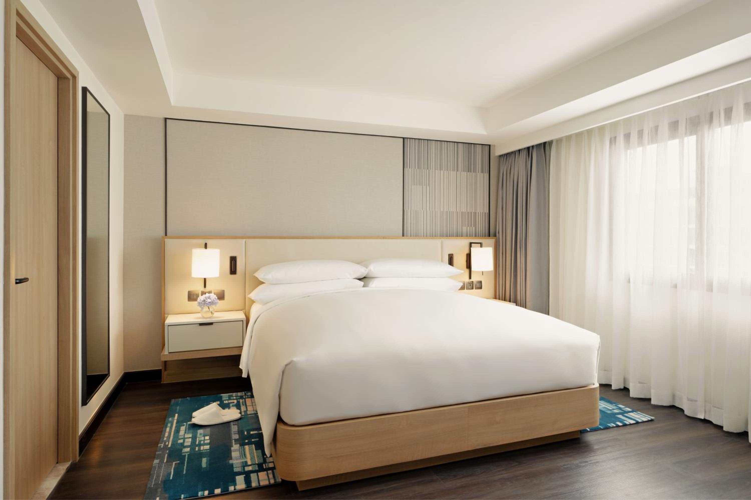 Two-Bedroom Apartment with One King Bed and One Queen Bed photo 2