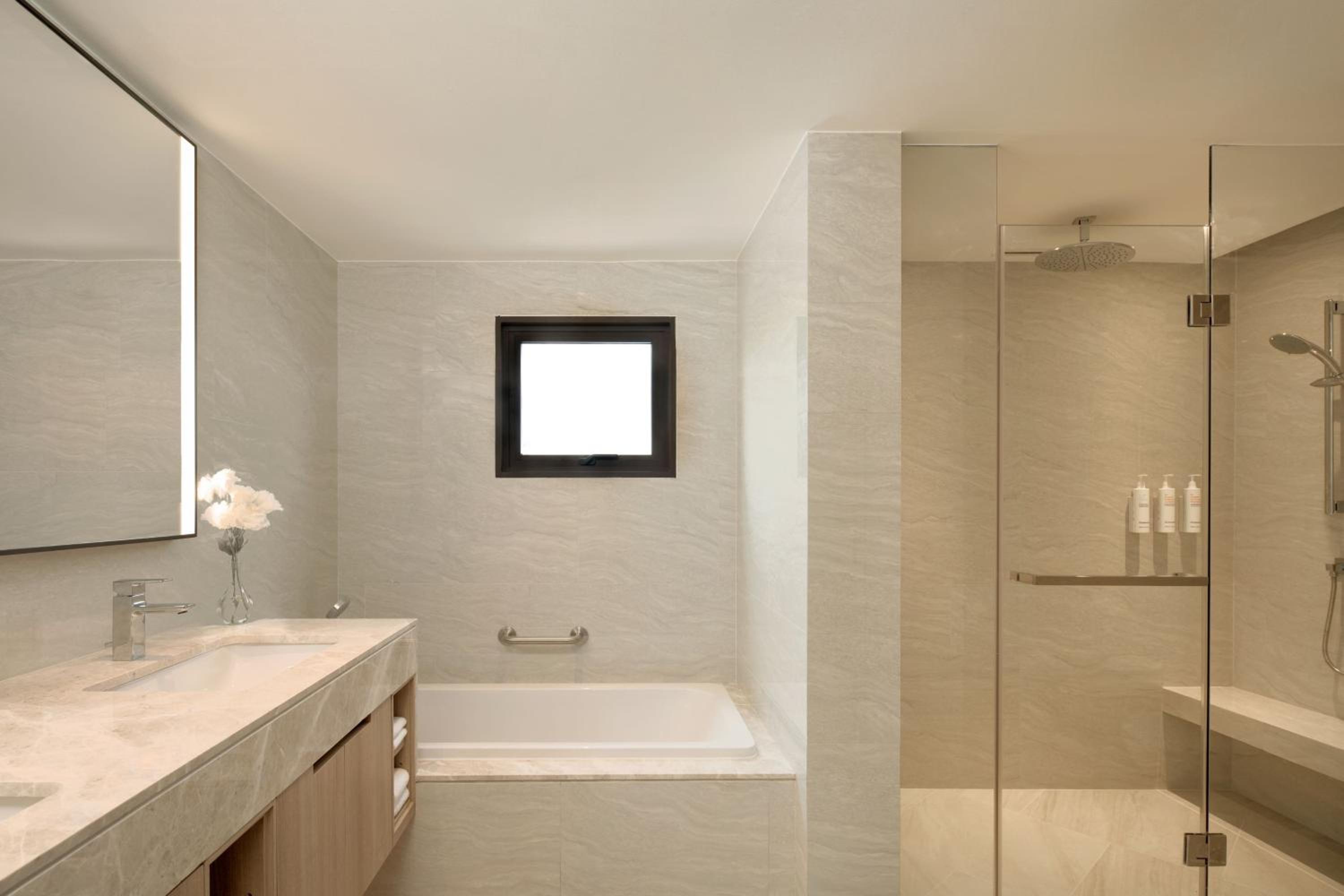 One-Bedroom King Suite with Balcony photo 3