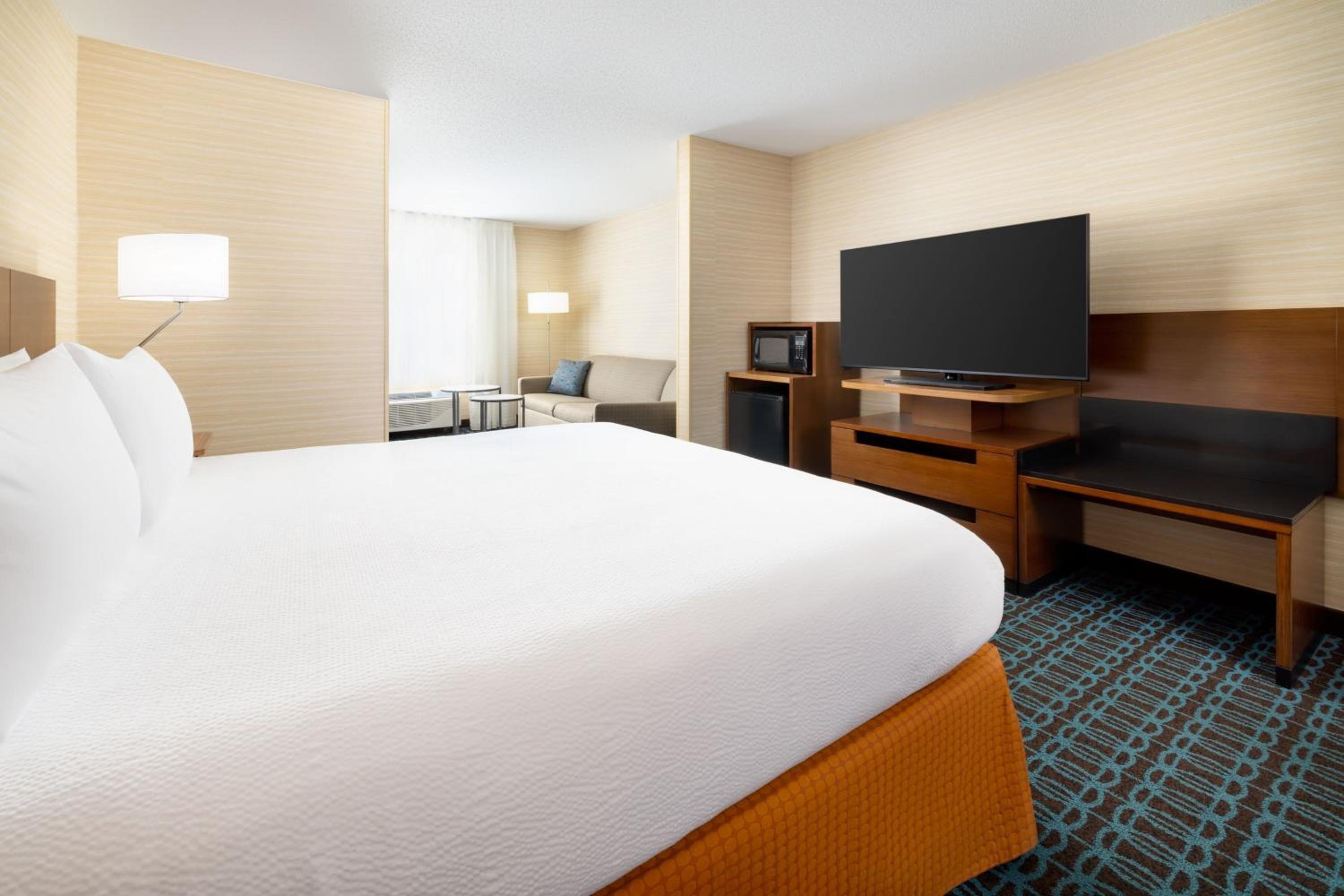 Deluxe King Room with Sofa Bed - Photo 3