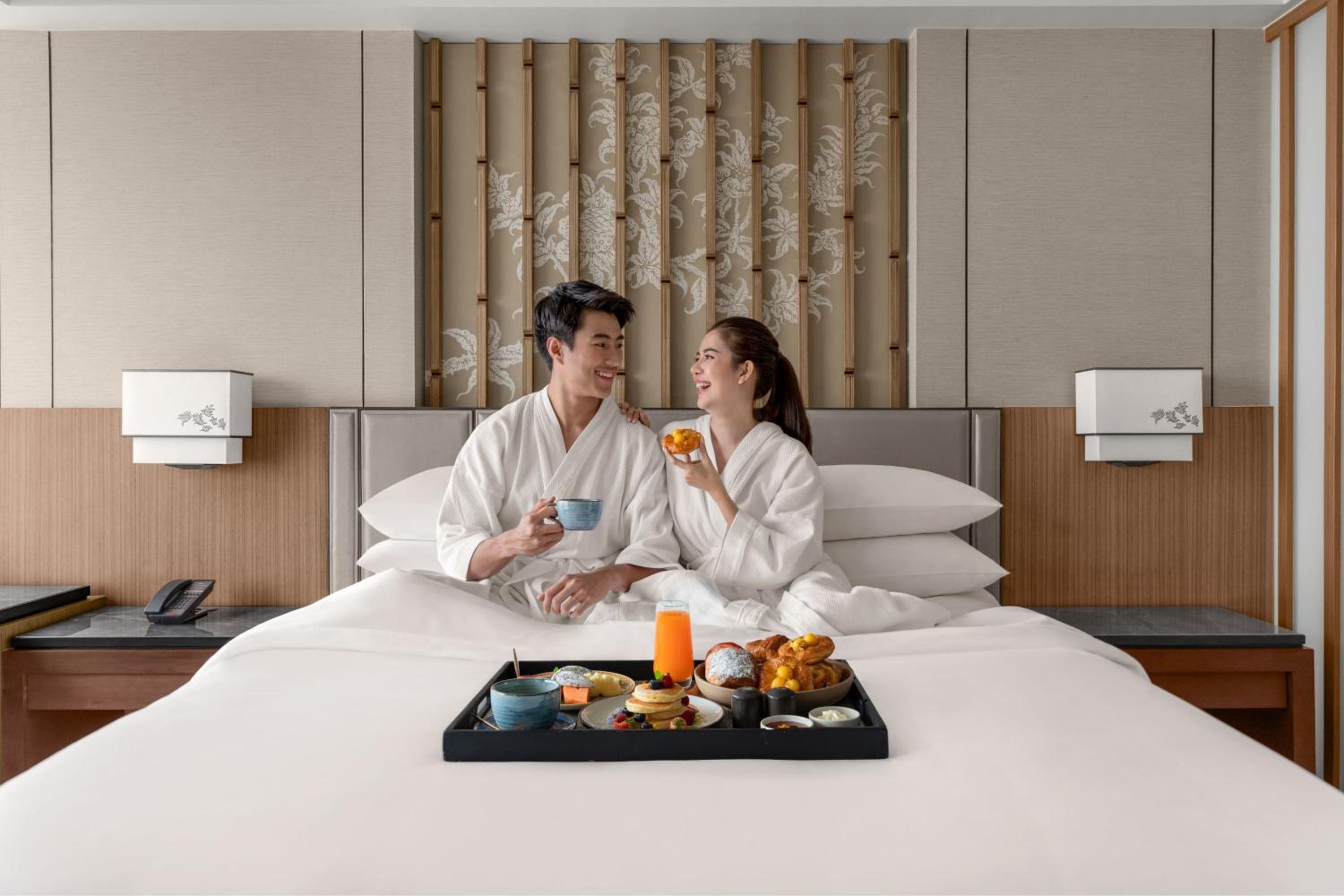 Executive Suite - King Bed - High Floor - Club Lounge Access - Photo 5