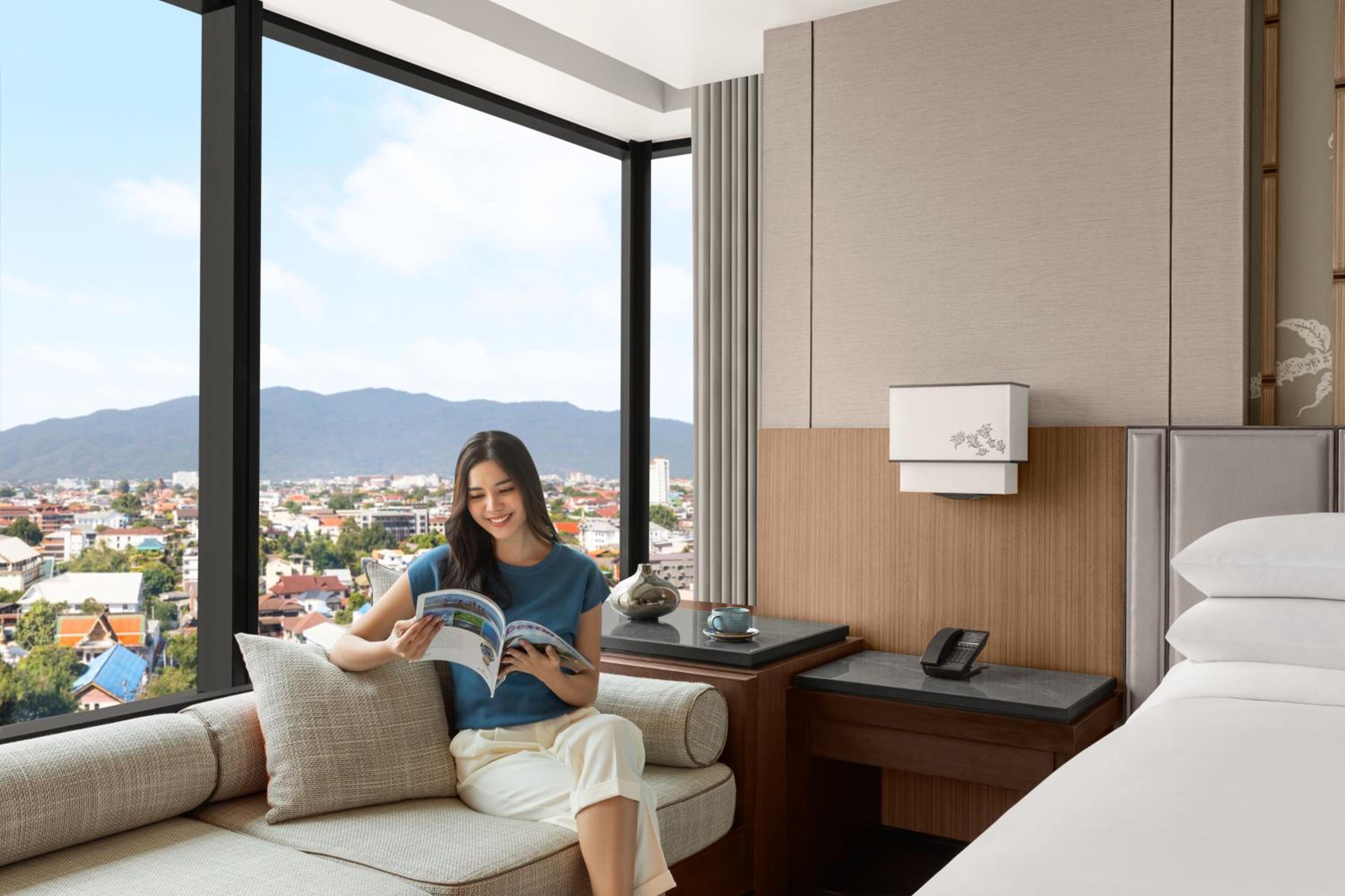 Executive Suite - King Bed - High Floor - Club Lounge Access - Photo 6