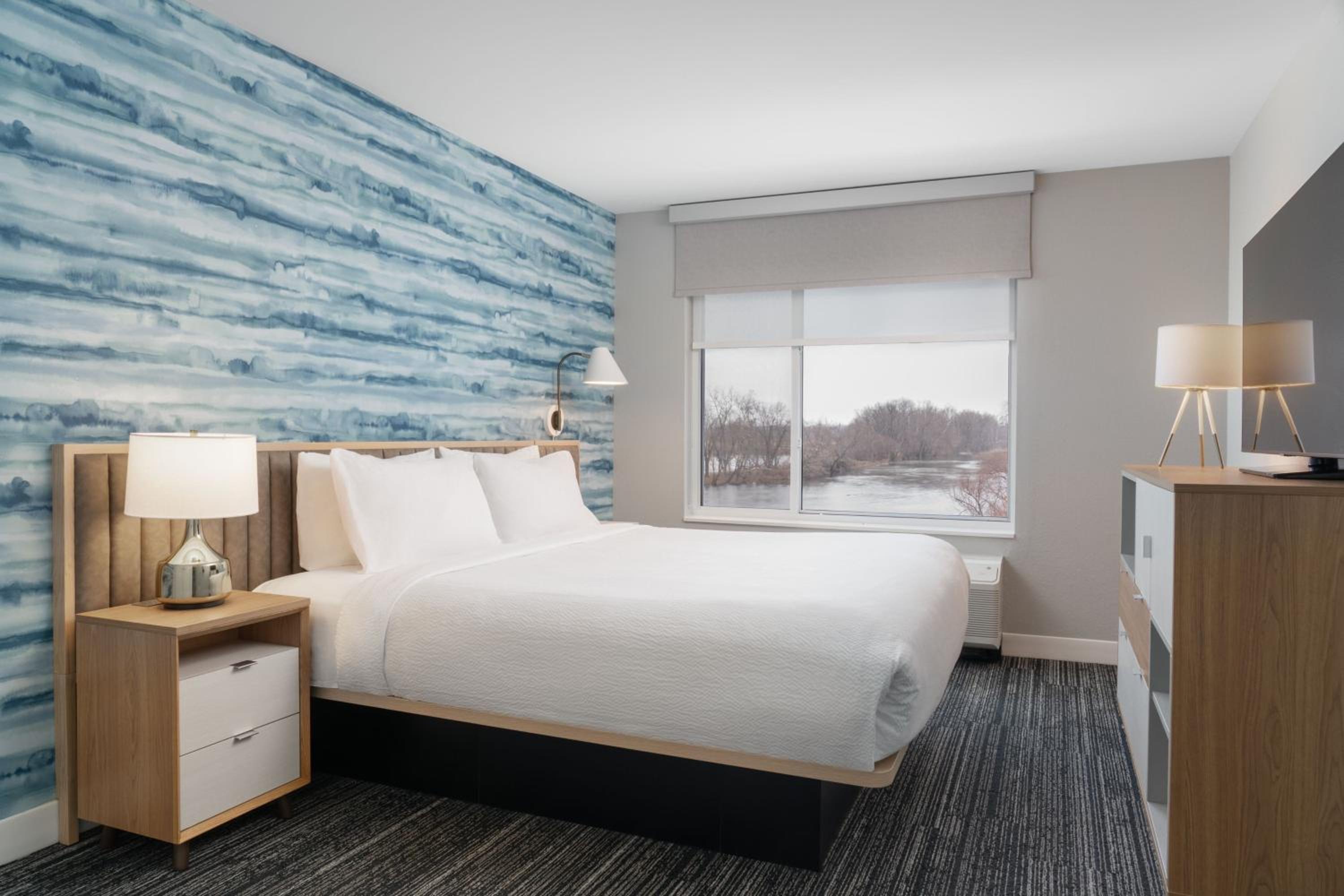 One-Bedroom King Suite with Sofa Bed  - Photo 2