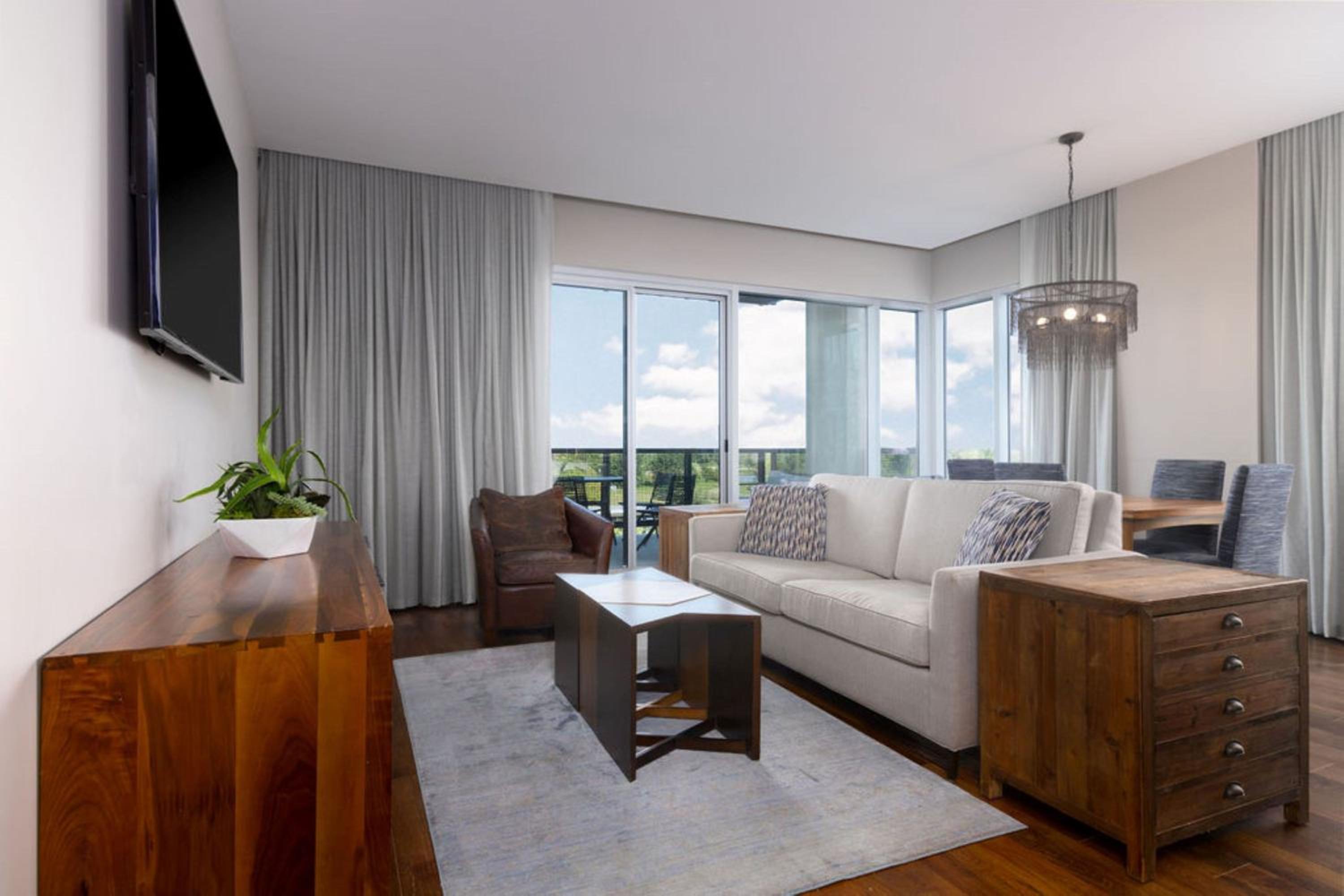 Celestial King Suite with Balcony and Lake View photo 1